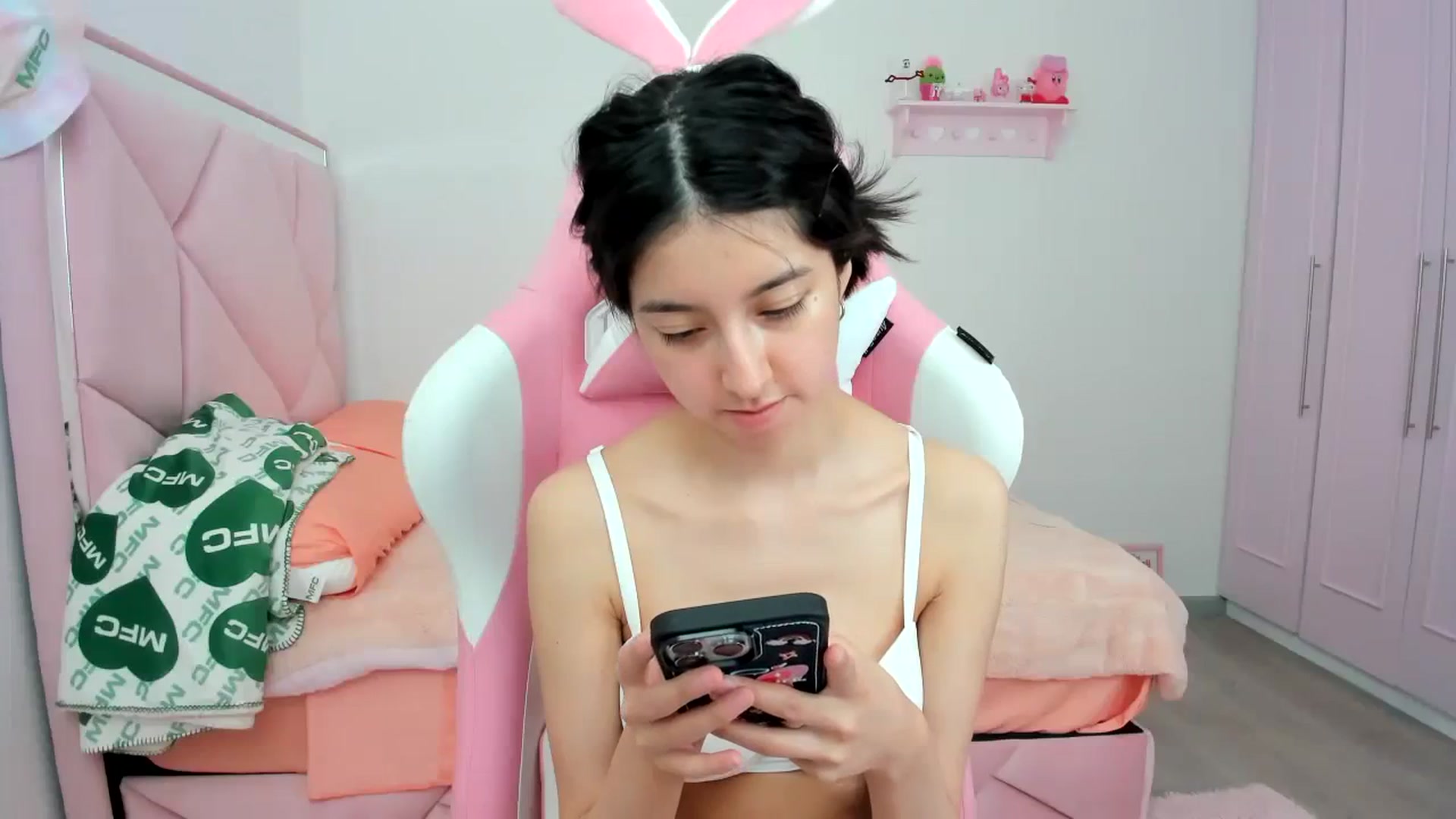 Gallery image thumbnail from Cherrycute666's myfreecams stream on, 01/23/2024, 21:17 image 18 of 20