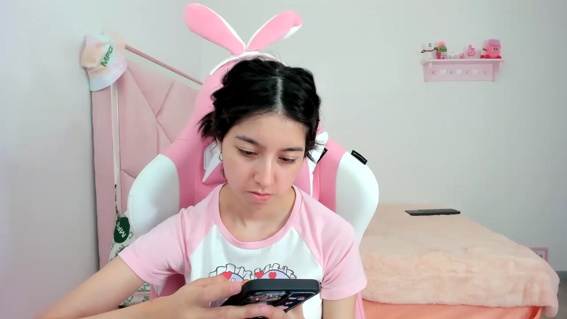 Gallery image thumbnail from Cherrycute666's myfreecams stream on, 01/23/2024, 22:48 image 16 of 20