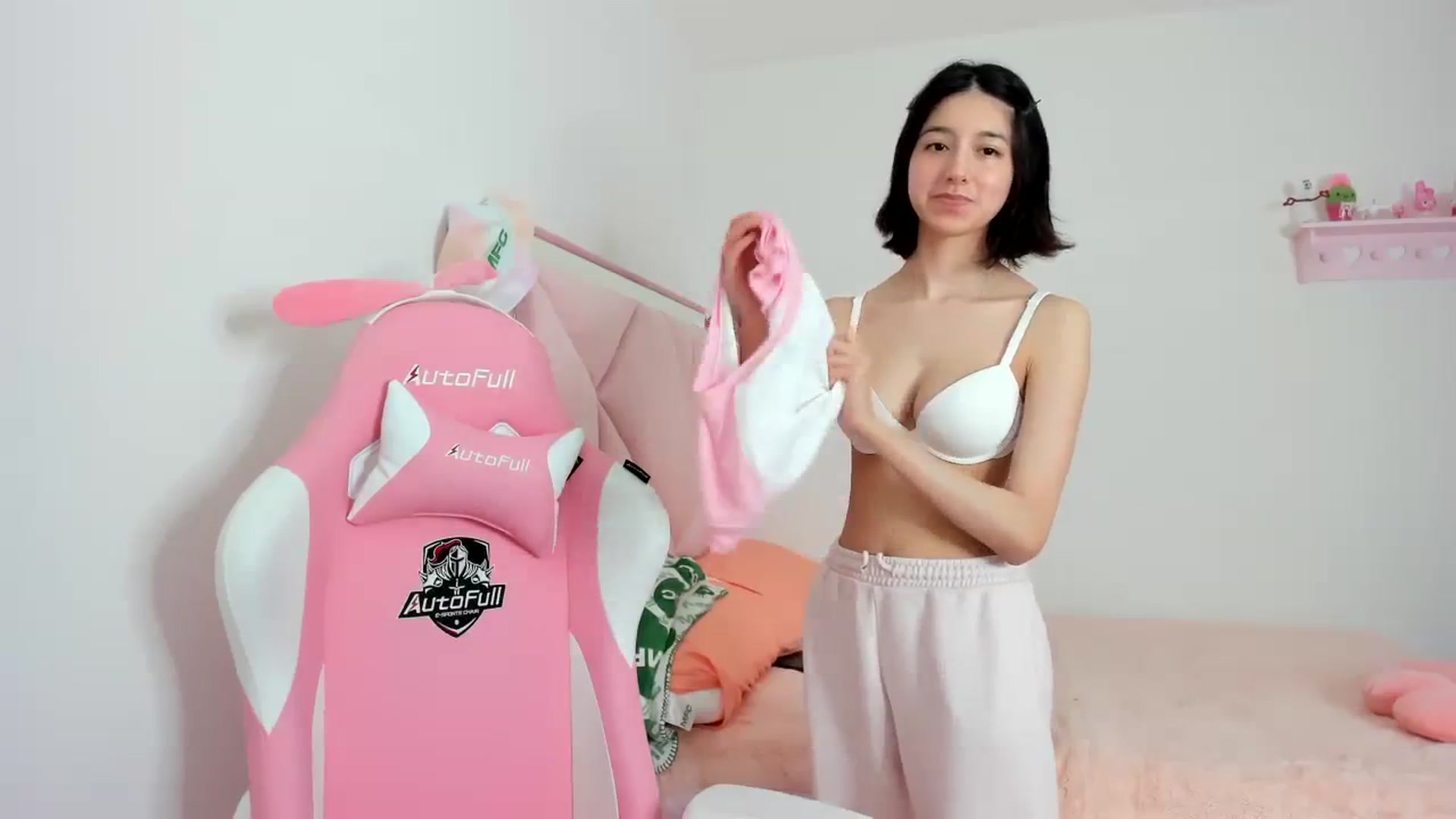 Gallery image thumbnail from Cherrycute666's myfreecams stream on, 01/23/2024, 23:46 image 6 of 20
