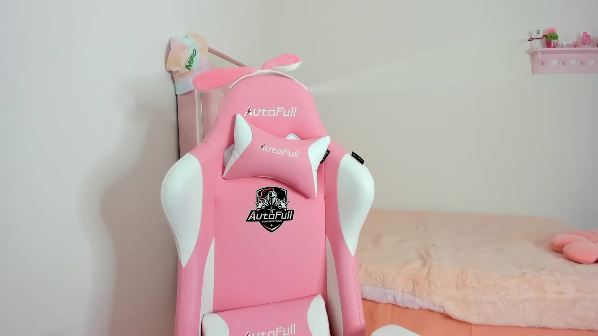 Gallery image thumbnail from Cherrycute666's myfreecams stream on, 01/23/2024, 23:46 image 14 of 20