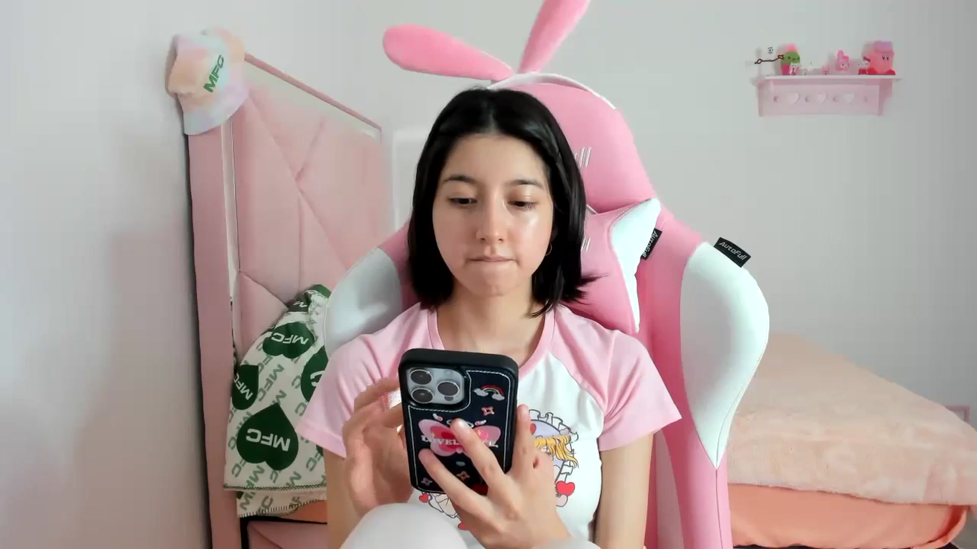 Gallery image thumbnail from Cherrycute666's myfreecams stream on, 01/24/2024, 01:38 image 17 of 20