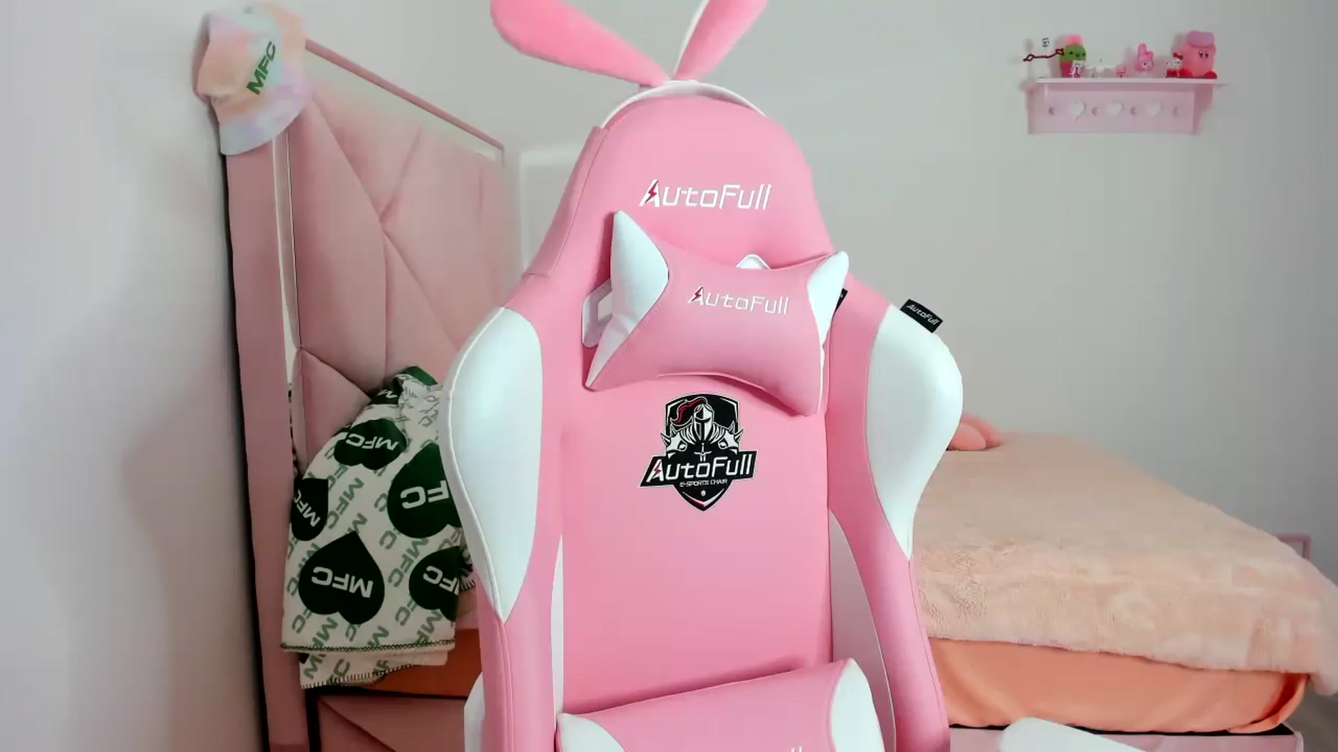 Gallery image thumbnail from Cherrycute666's myfreecams stream on, 01/24/2024, 03:30 image 10 of 20