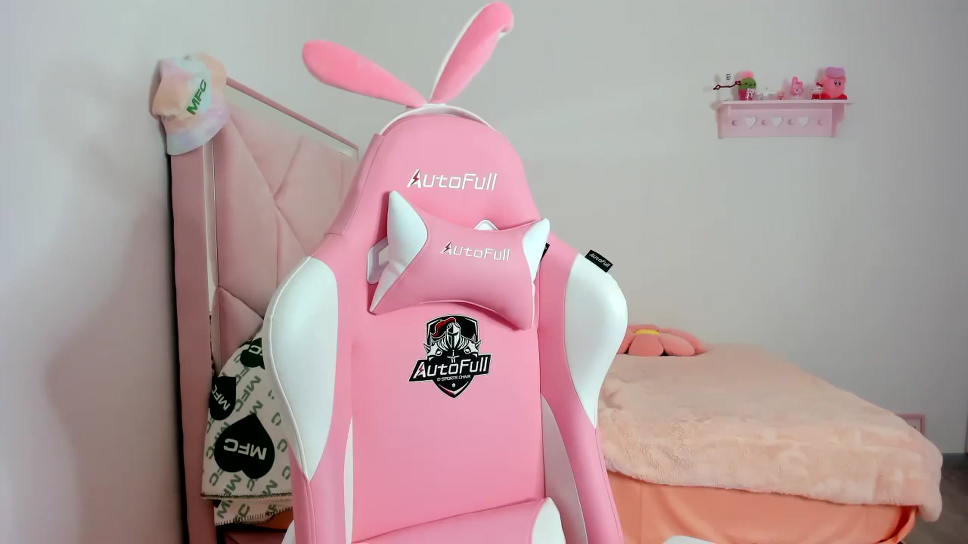 Gallery image thumbnail from Cherrycute666's myfreecams stream on, 01/24/2024, 03:30 image 16 of 20