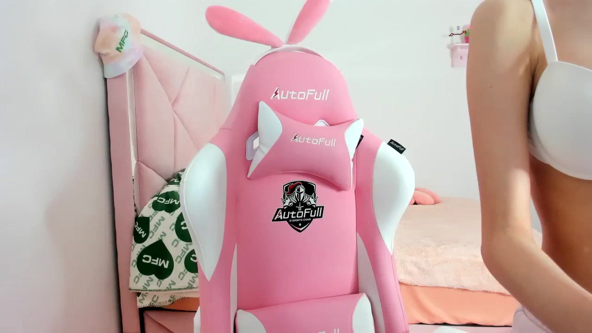 Gallery image thumbnail from Cherrycute666's myfreecams stream on, 01/24/2024, 03:58 image 1 of 20