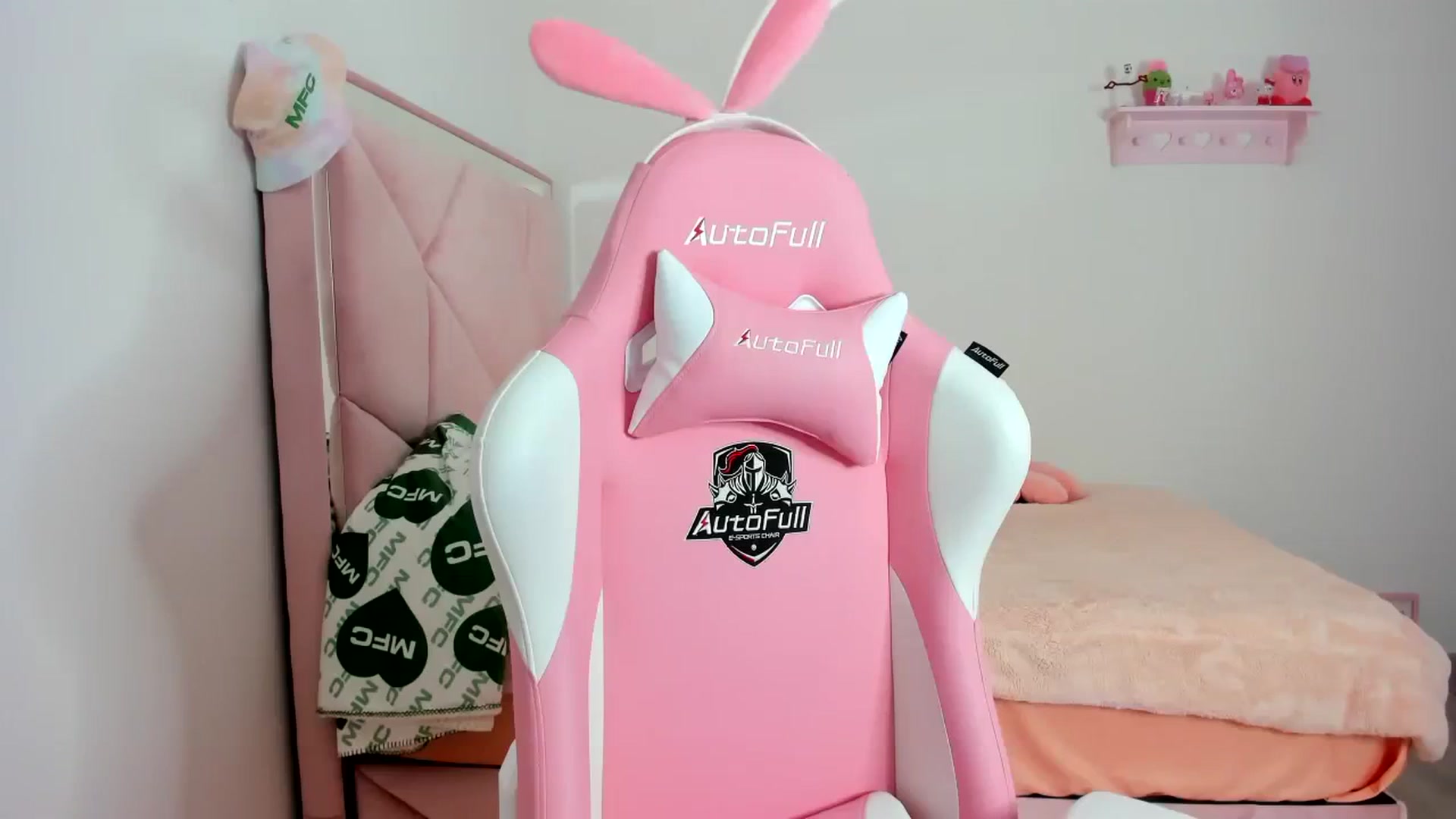 Gallery image thumbnail from Cherrycute666's myfreecams stream on, 01/24/2024, 03:58 image 2 of 20