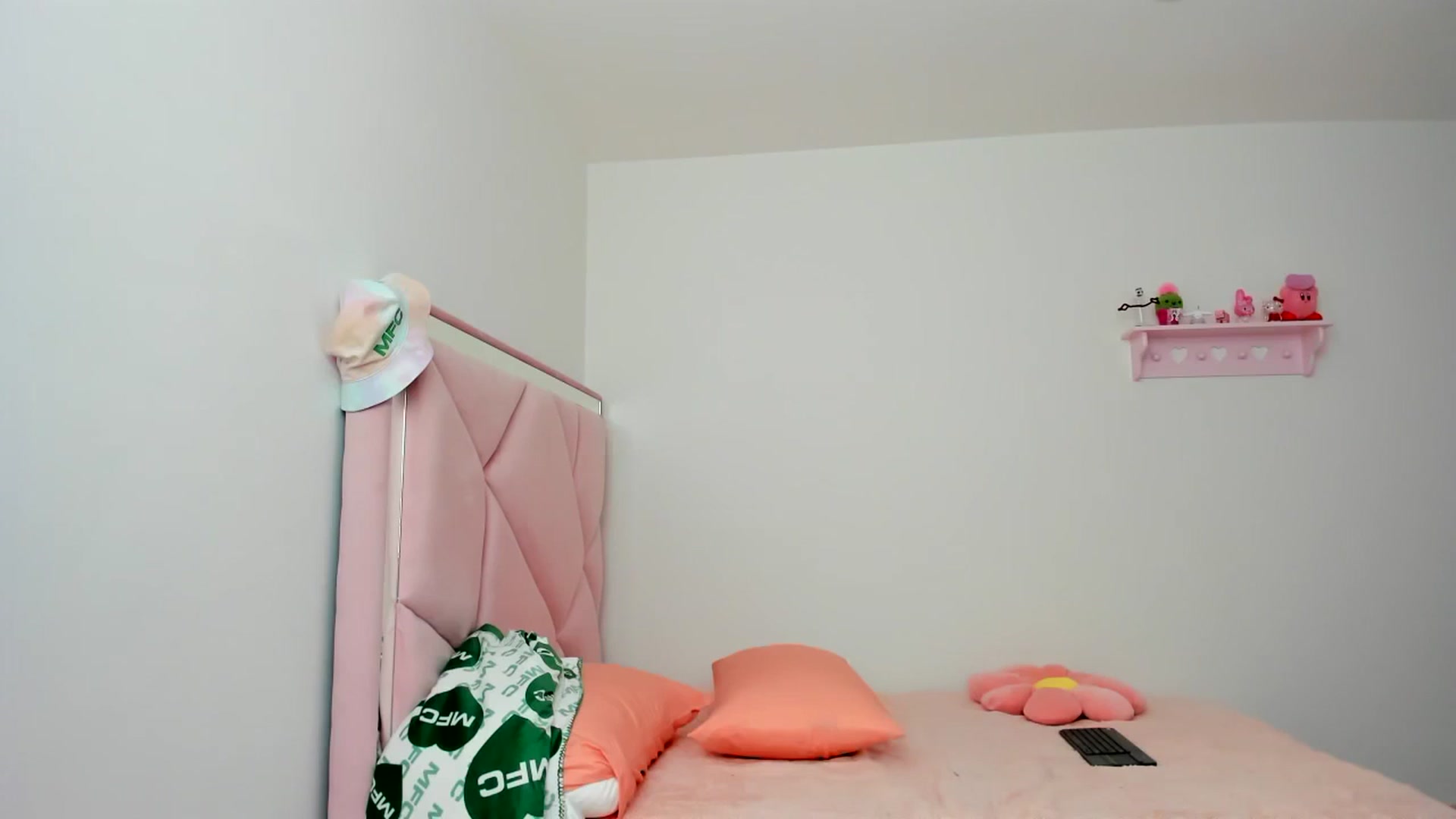 Gallery image thumbnail from Cherrycute666's myfreecams stream on, 01/24/2024, 20:54 image 15 of 20