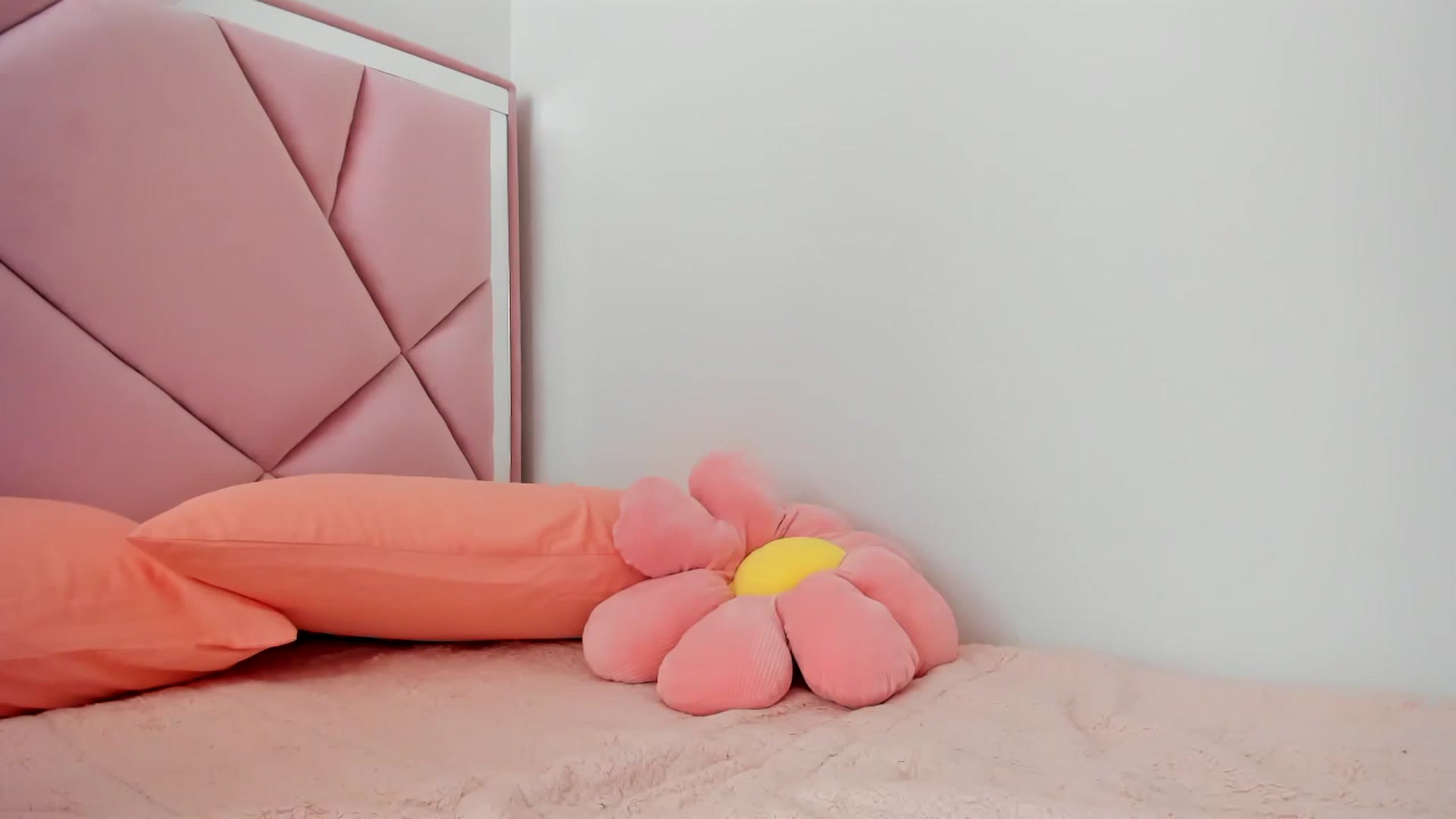 Gallery image thumbnail from Cherrycute666's myfreecams stream on, 01/24/2024, 23:35 image 2 of 20