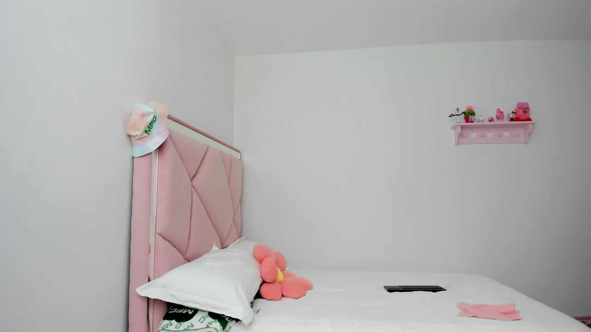 Gallery image thumbnail from Cherrycute666's myfreecams stream on, 01/25/2024, 22:21 image 5 of 20