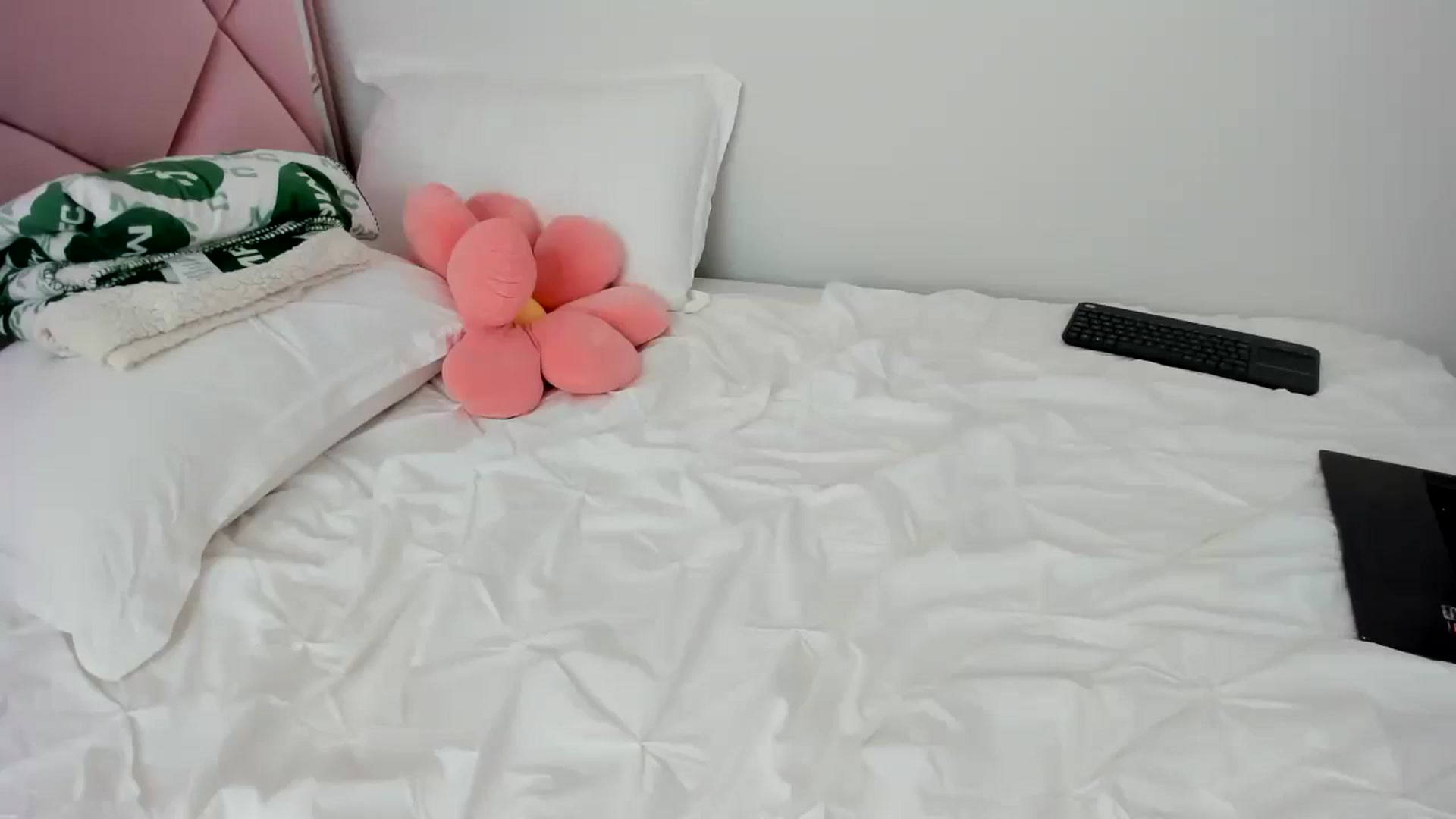 Gallery image thumbnail from Cherrycute666's myfreecams stream on, 01/26/2024, 23:03 image 15 of 20