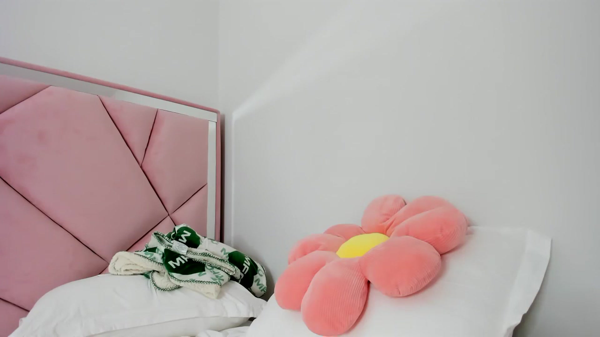 Gallery image thumbnail from Cherrycute666's myfreecams stream on, 01/27/2024, 10:43 image 3 of 20
