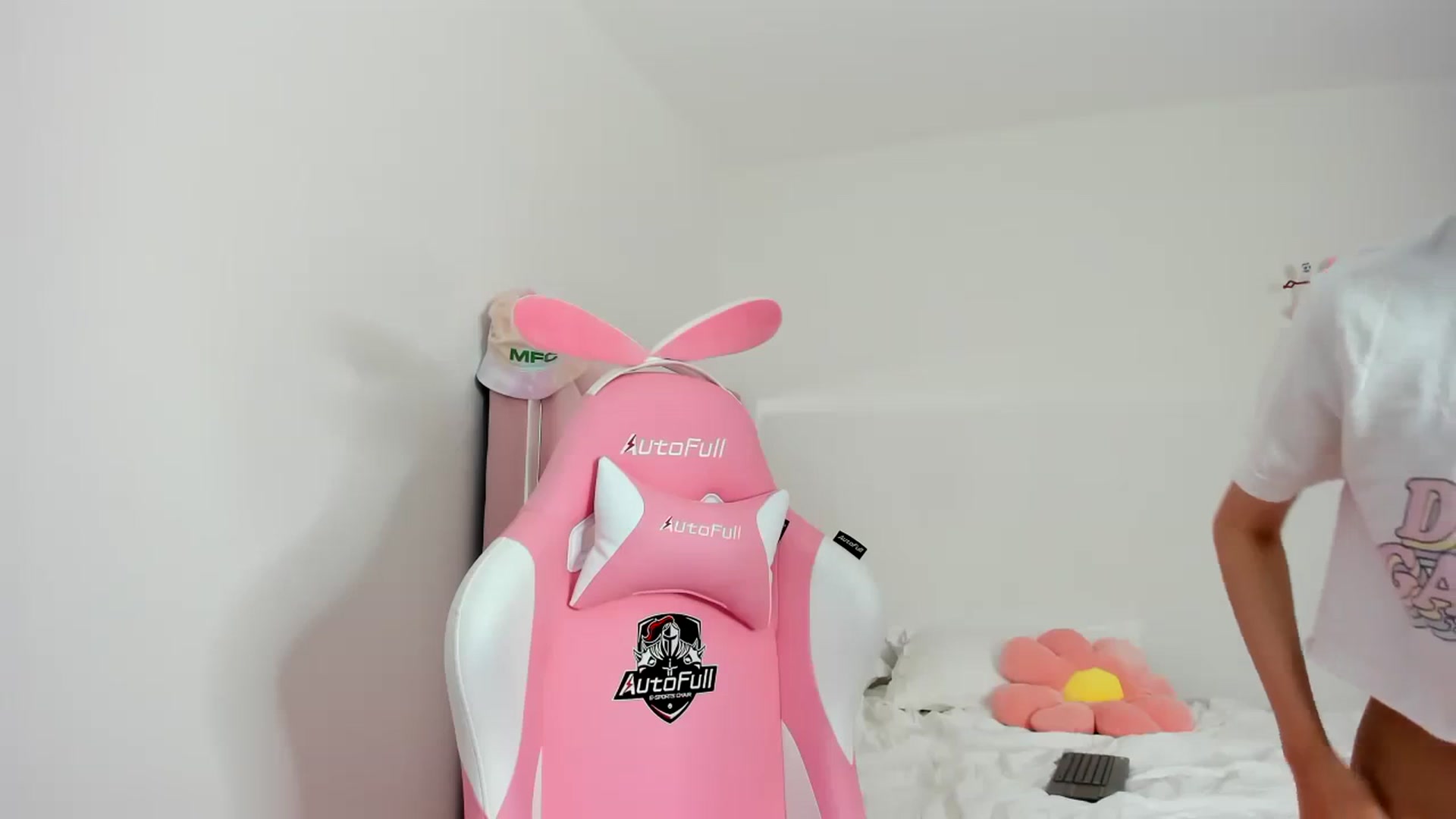 Gallery image thumbnail from Cherrycute666's myfreecams stream on, 01/27/2024, 14:46 image 6 of 20