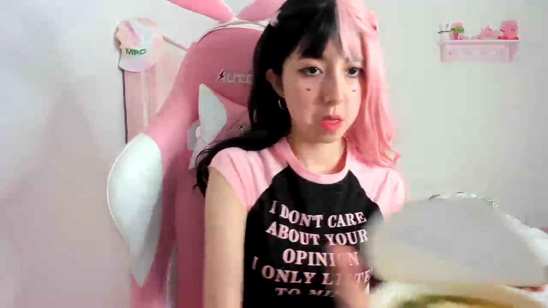 Gallery image thumbnail from Cherrycute666's myfreecams stream on, 01/29/2024, 05:27 image 9 of 20
