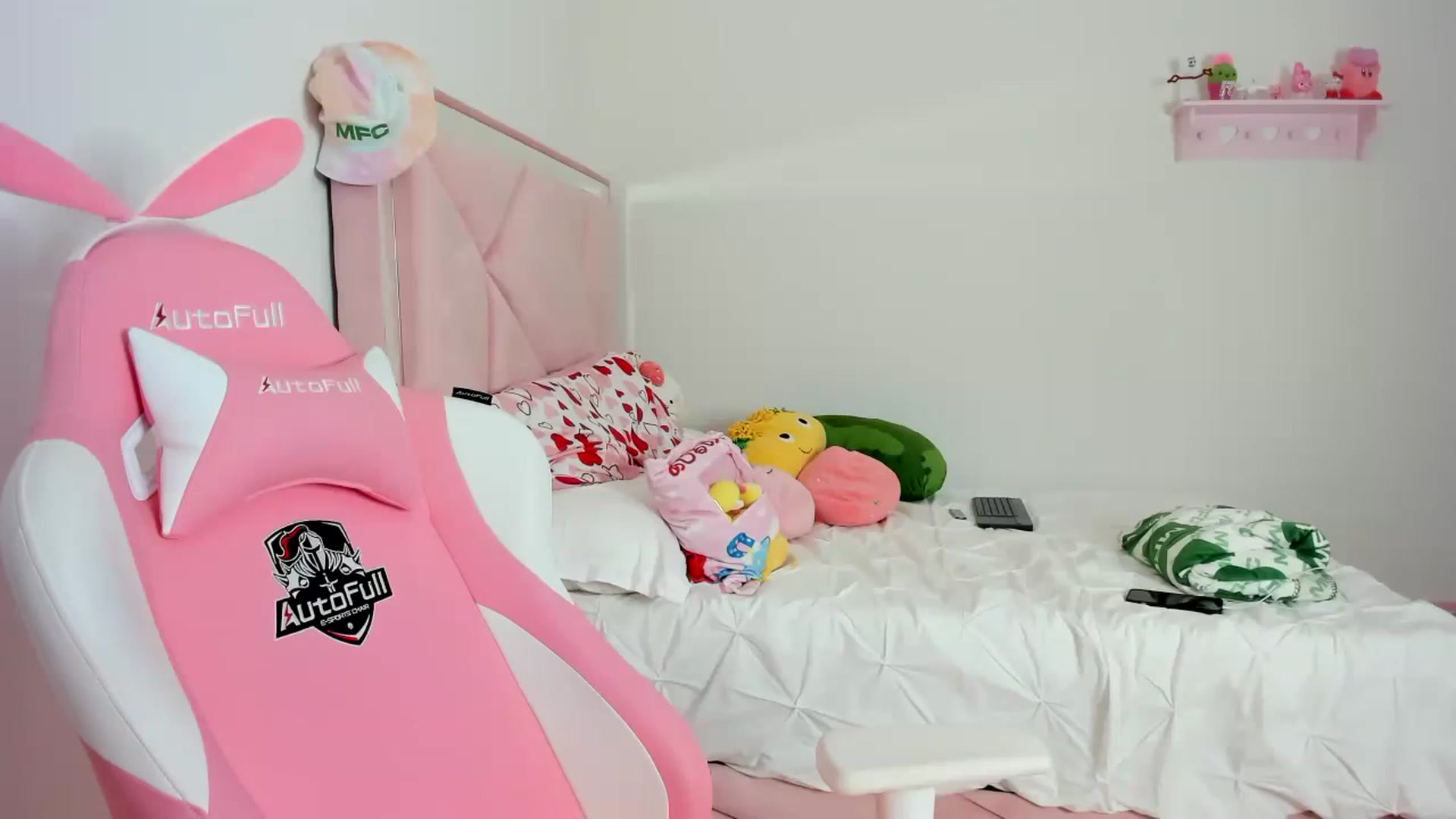 Gallery image thumbnail from Cherrycute666's myfreecams stream on, 01/29/2024, 05:27 image 16 of 20