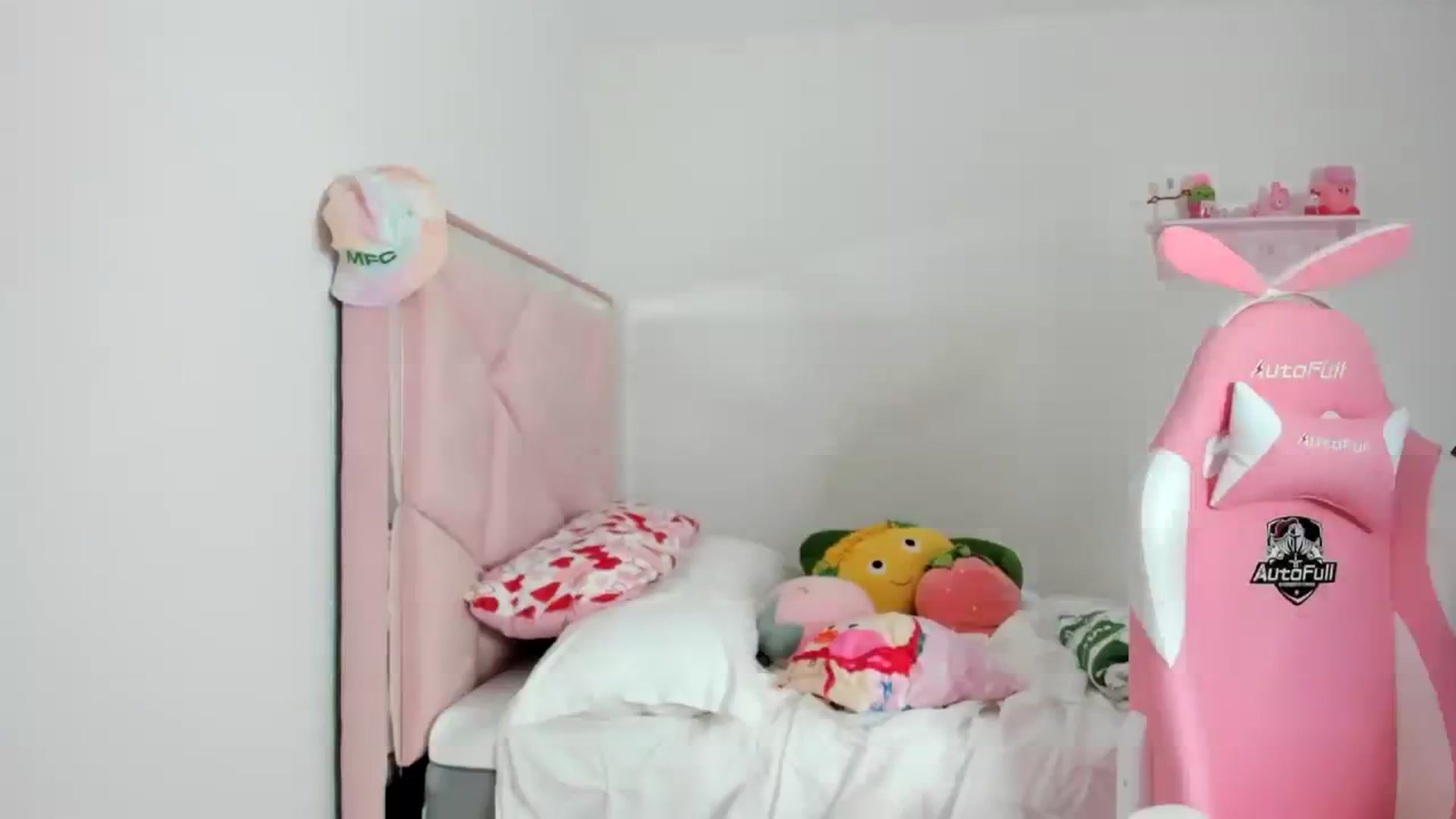 Gallery image thumbnail from Cherrycute666's myfreecams stream on, 01/29/2024, 05:27 image 18 of 20