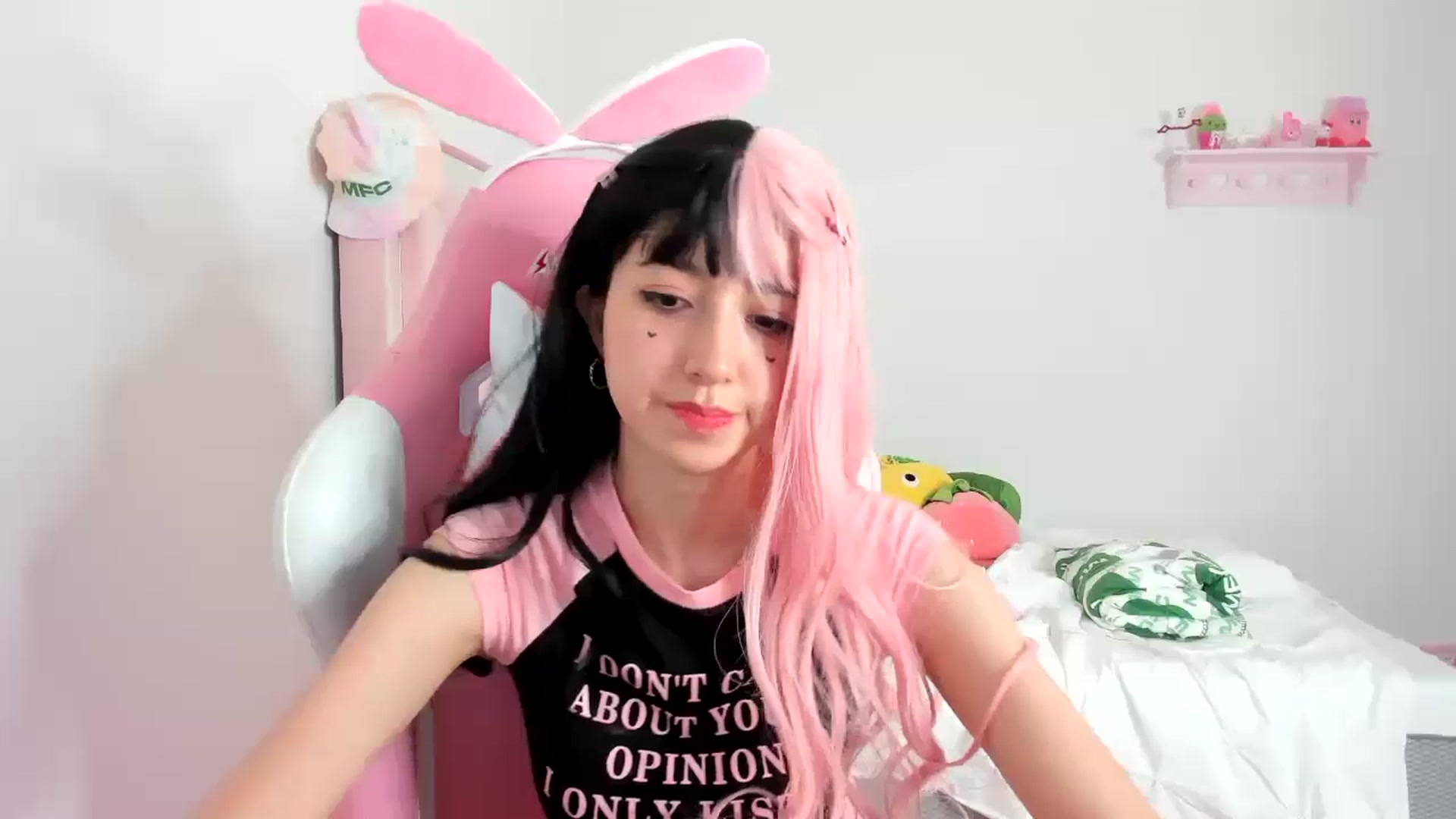 Gallery image thumbnail from Cherrycute666's myfreecams stream on, 01/29/2024, 05:27 image 17 of 20