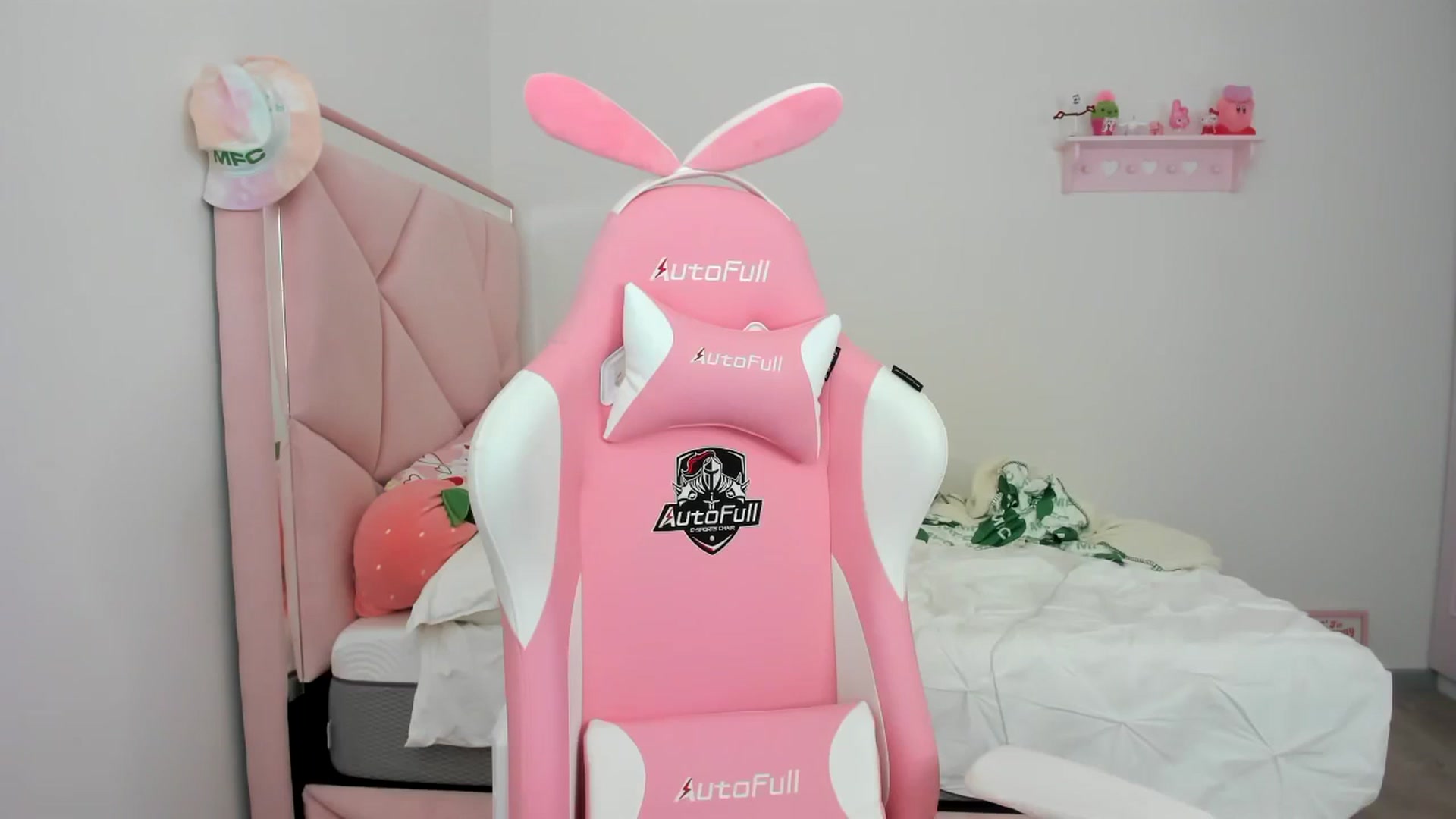 Gallery image thumbnail from Cherrycute666's myfreecams stream on, 01/29/2024, 22:43 image 6 of 20