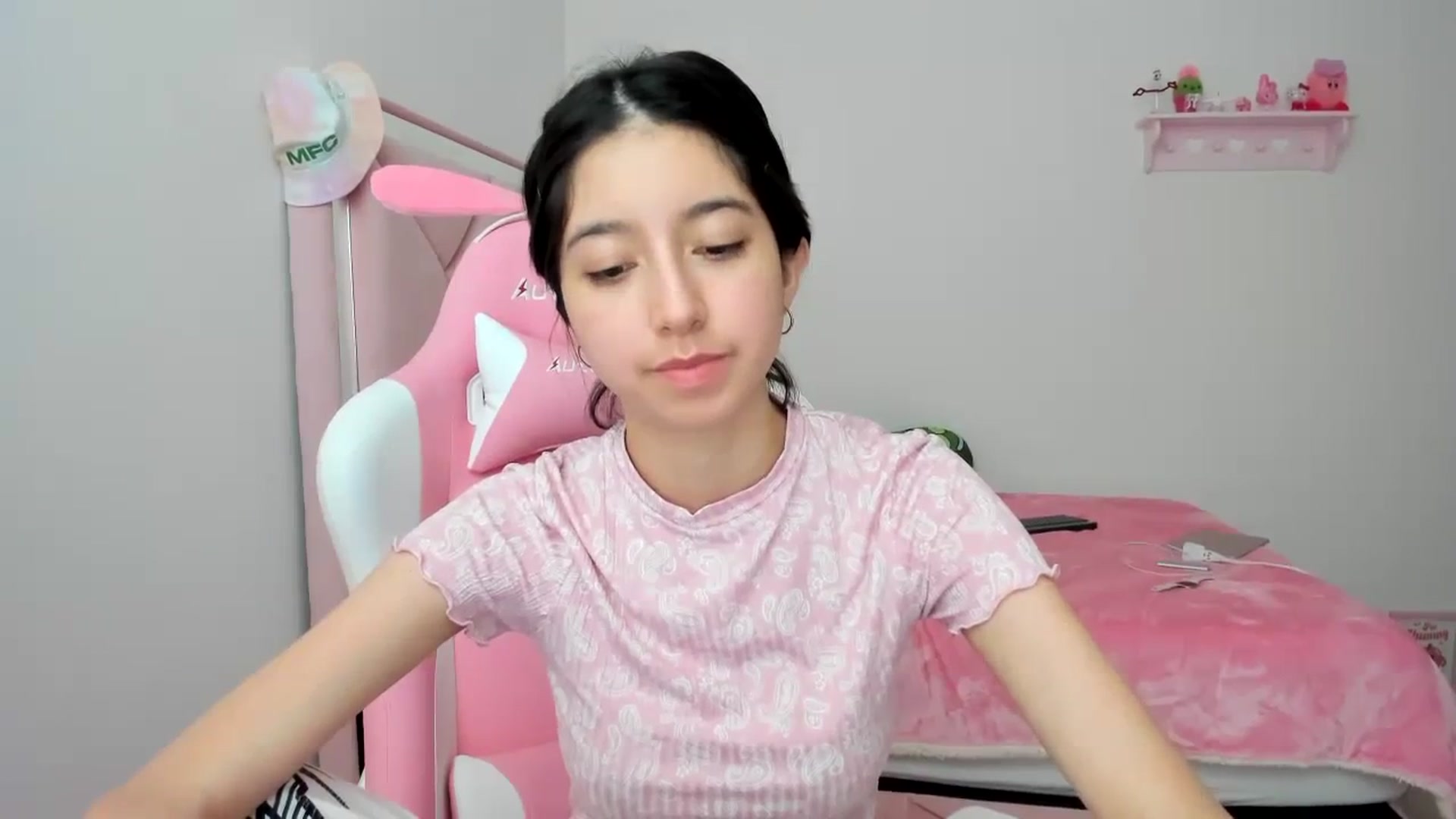 Gallery image thumbnail from Cherrycute666's myfreecams stream on, 02/01/2024, 22:35 image 13 of 20