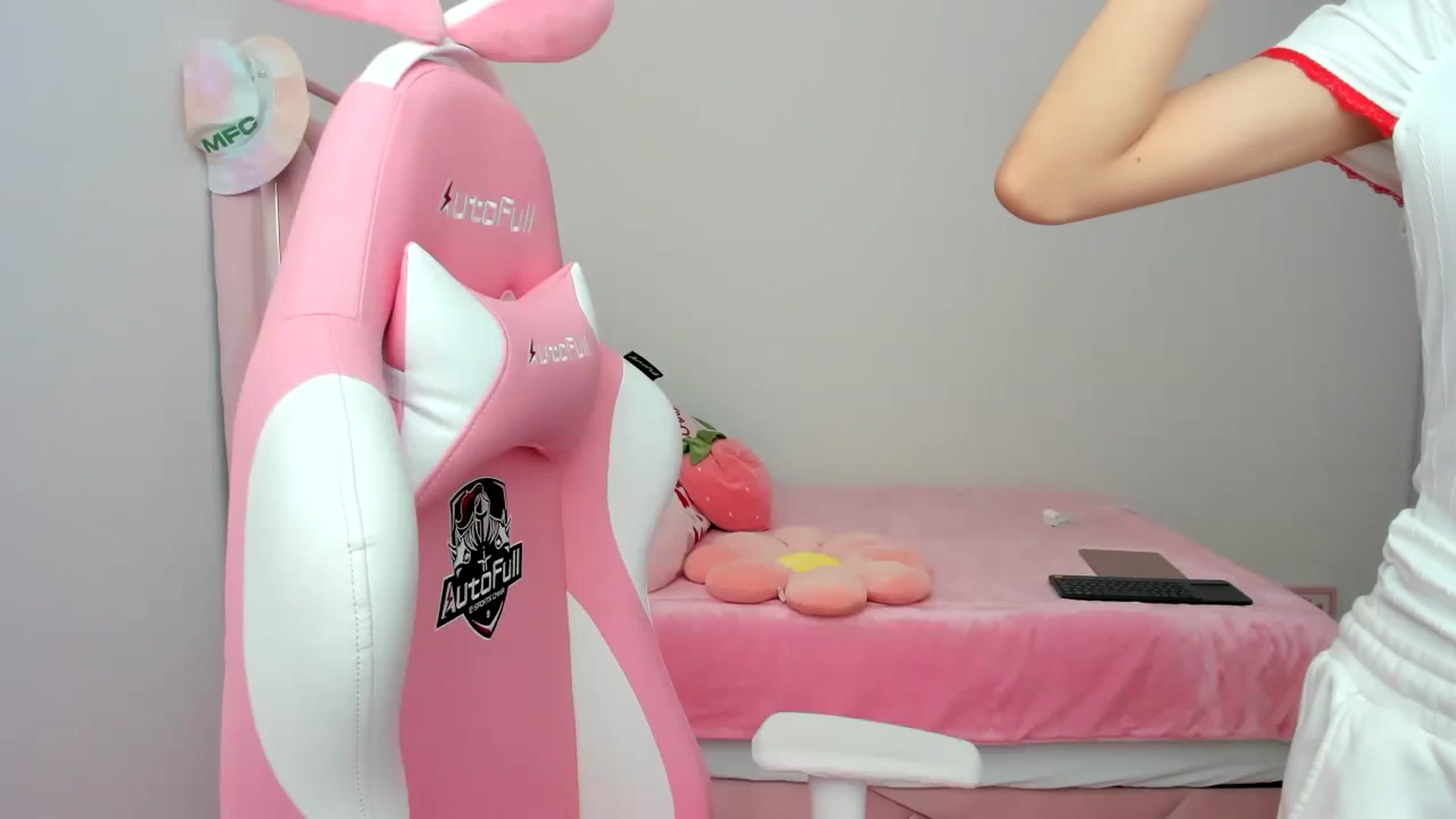 Gallery image thumbnail from Cherrycute666's myfreecams stream on, 02/03/2024, 21:00 image 19 of 20