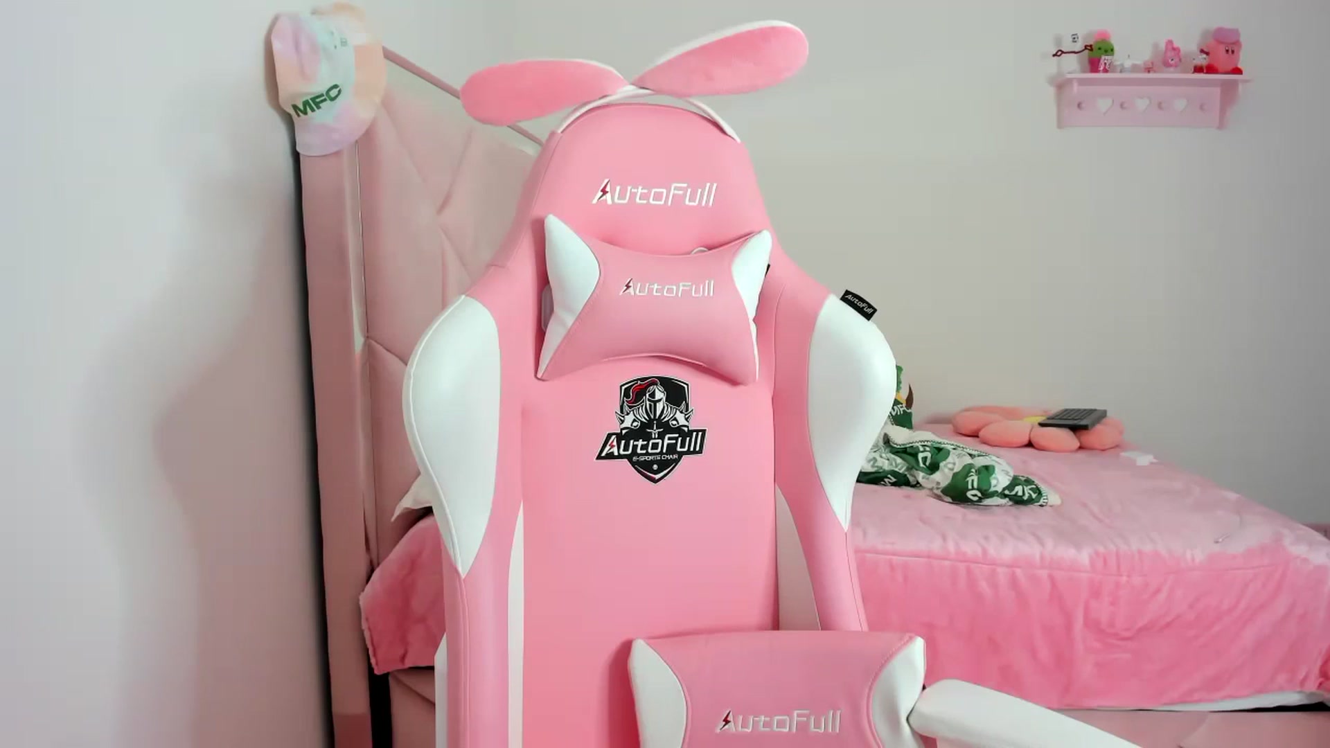 Gallery image thumbnail from Cherrycute666's myfreecams stream on, 02/07/2024, 04:35 image 6 of 20