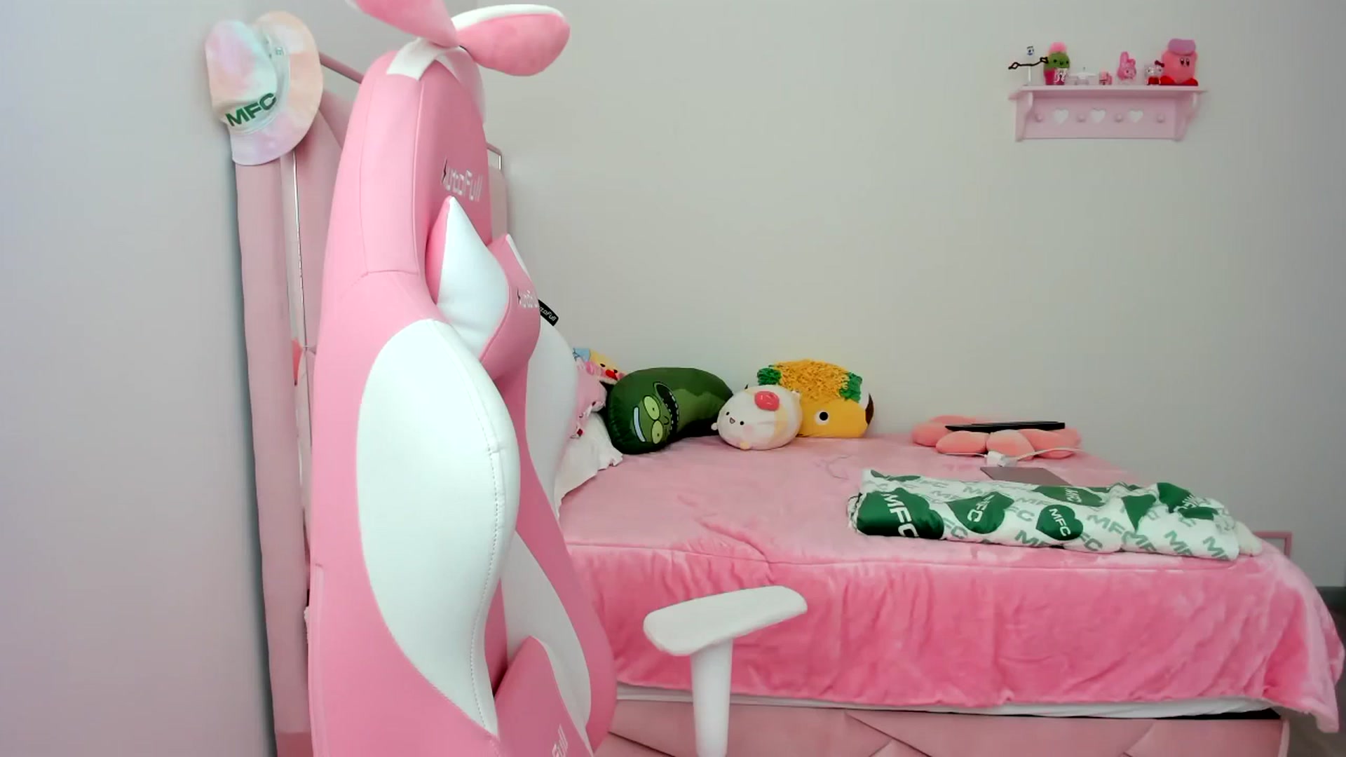 Gallery image thumbnail from Cherrycute666's myfreecams stream on, 02/07/2024, 17:41 image 12 of 20