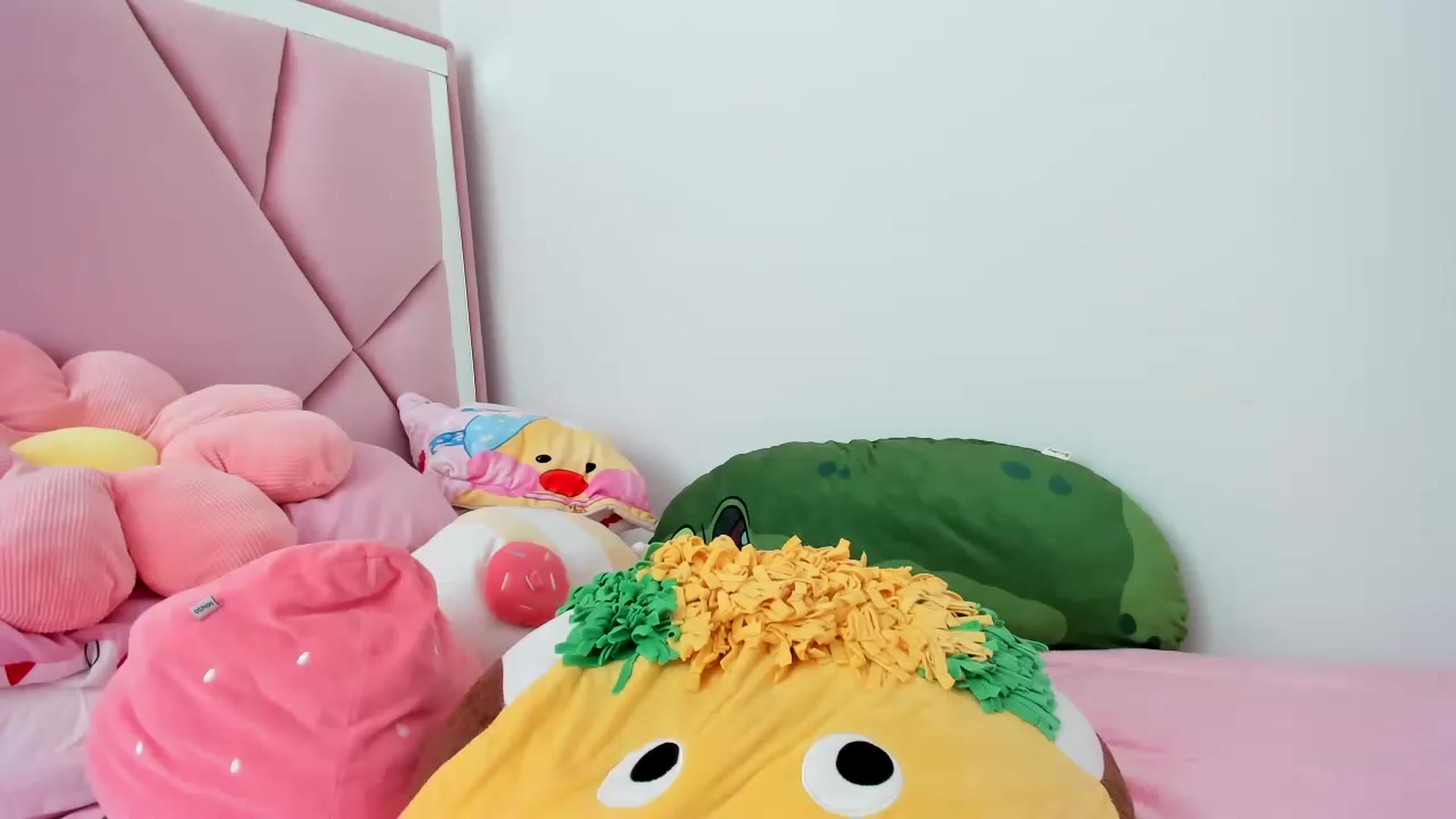 Gallery image thumbnail from Cherrycute666's myfreecams stream on, 02/07/2024, 19:36 image 15 of 20
