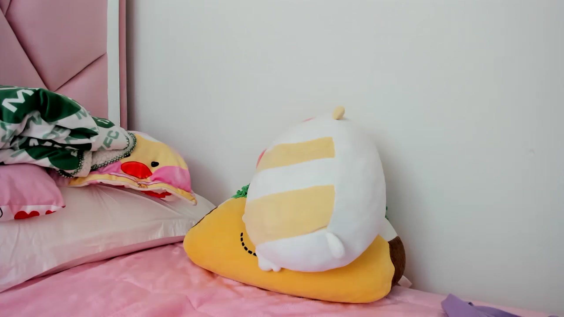 Gallery image thumbnail from Cherrycute666's myfreecams stream on, 02/07/2024, 23:31 image 7 of 20
