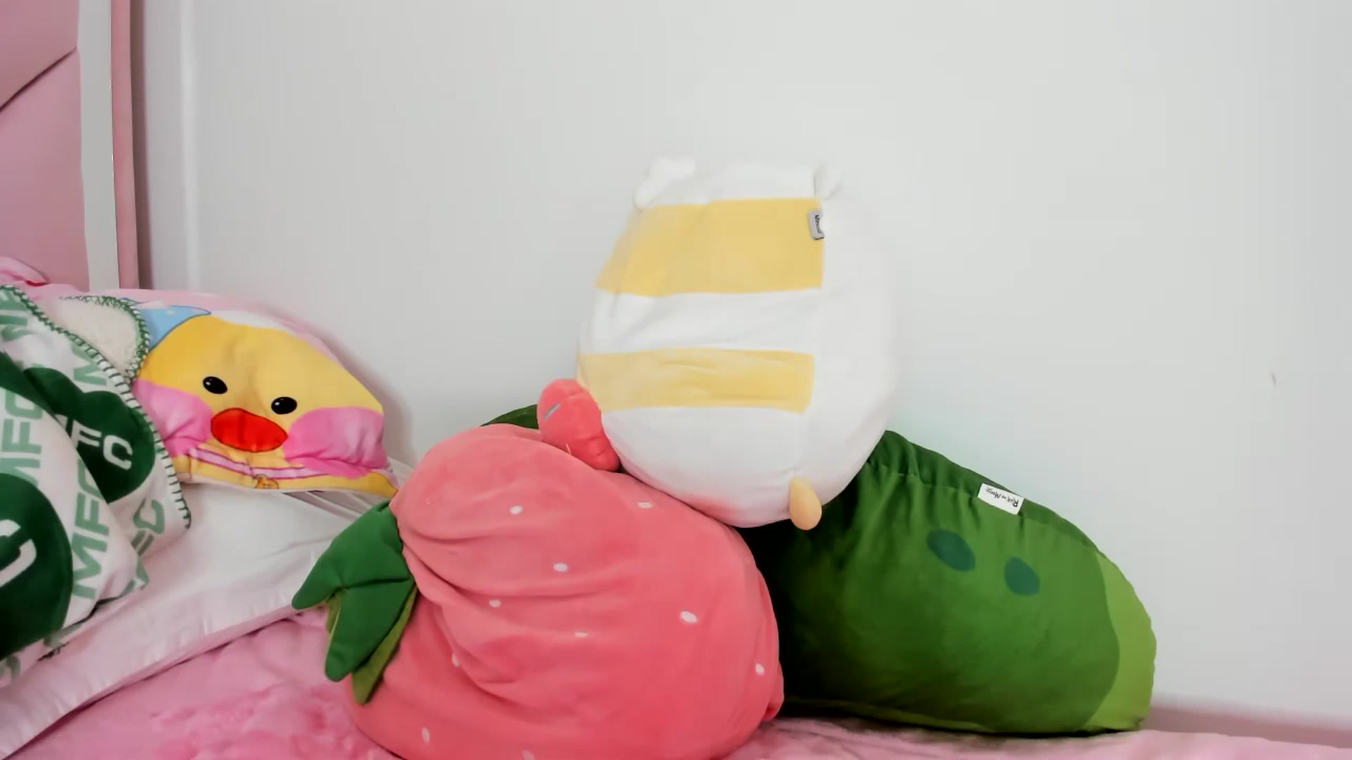 Gallery image thumbnail from Cherrycute666's myfreecams stream on, 02/08/2024, 05:16 image 17 of 20