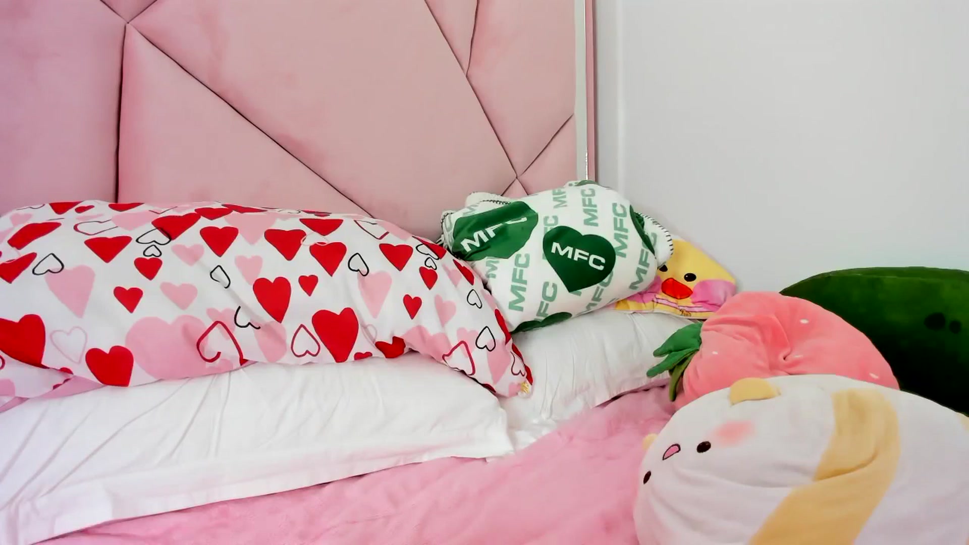 Gallery image thumbnail from Cherrycute666's myfreecams stream on, 02/08/2024, 07:44 image 19 of 20