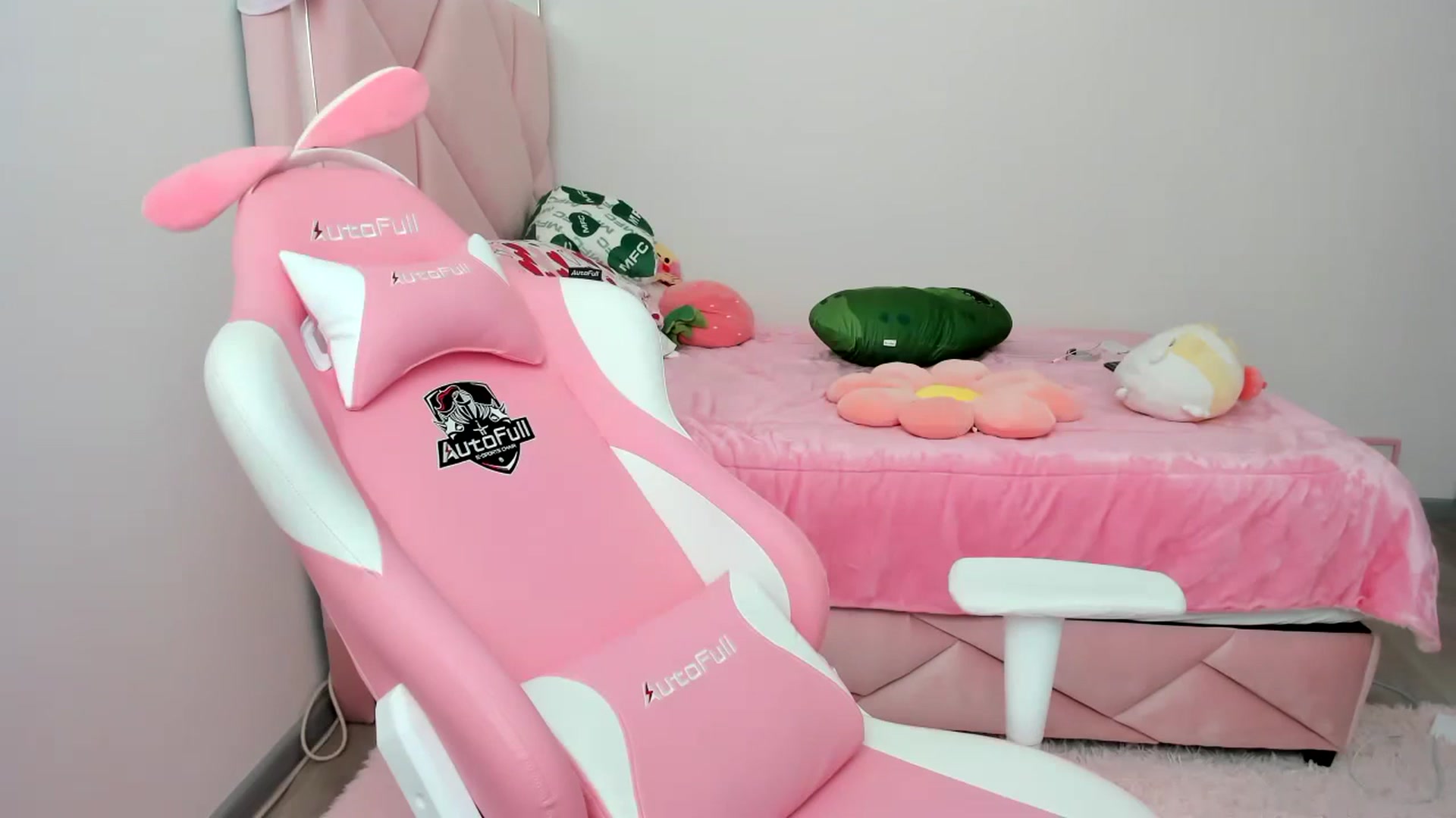 Gallery image thumbnail from Cherrycute666's myfreecams stream on, 02/09/2024, 22:34 image 17 of 20