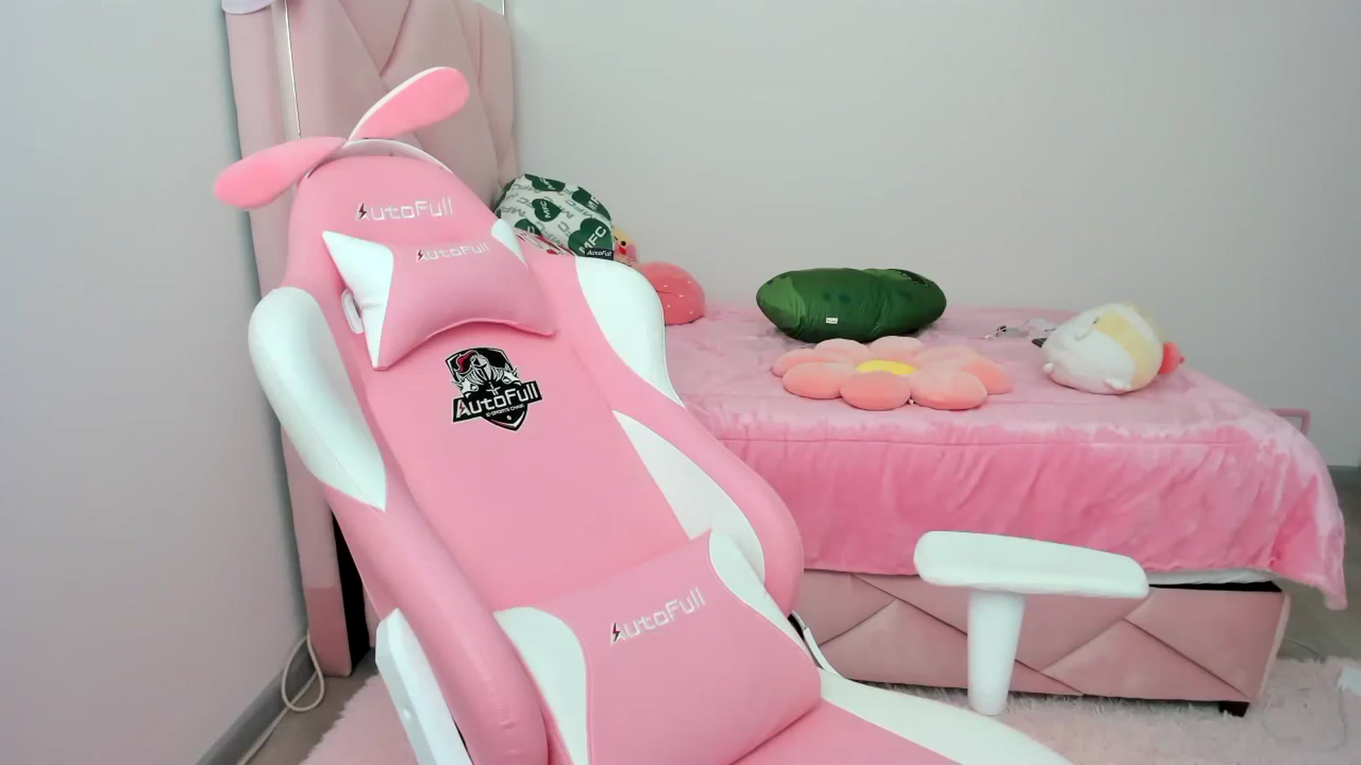 Gallery image thumbnail from Cherrycute666's myfreecams stream on, 02/09/2024, 22:34 image 13 of 20