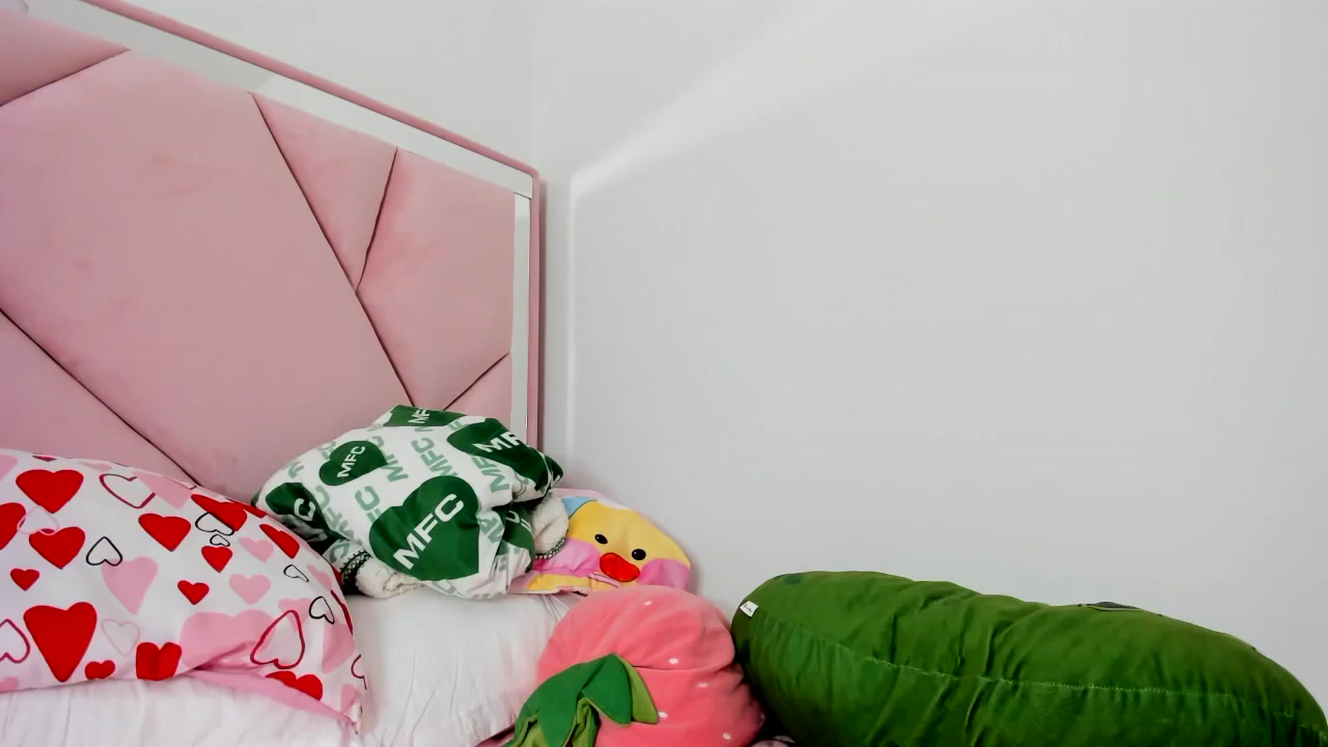 Gallery image thumbnail from Cherrycute666's myfreecams stream on, 02/10/2024, 04:53 image 3 of 20