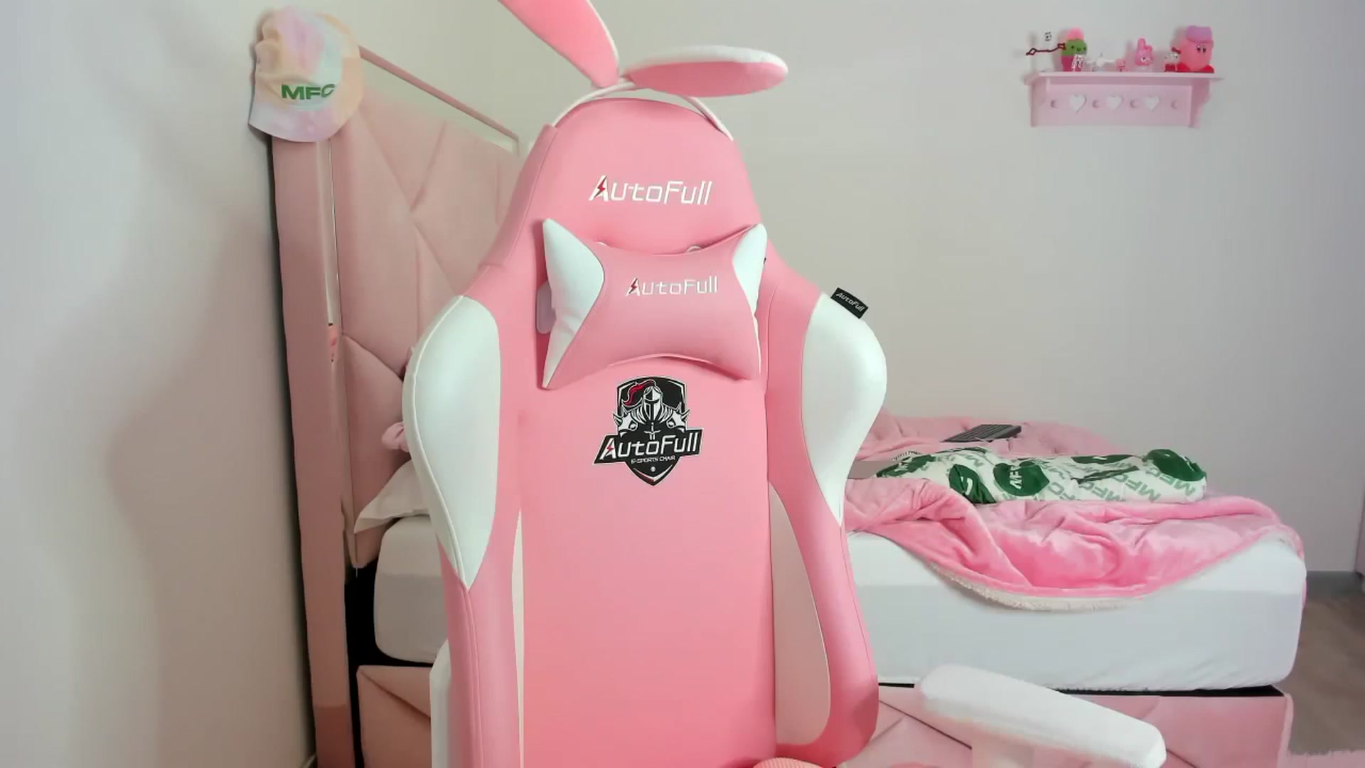 Gallery image thumbnail from Cherrycute666's myfreecams stream on, 02/12/2024, 06:26 image 15 of 20