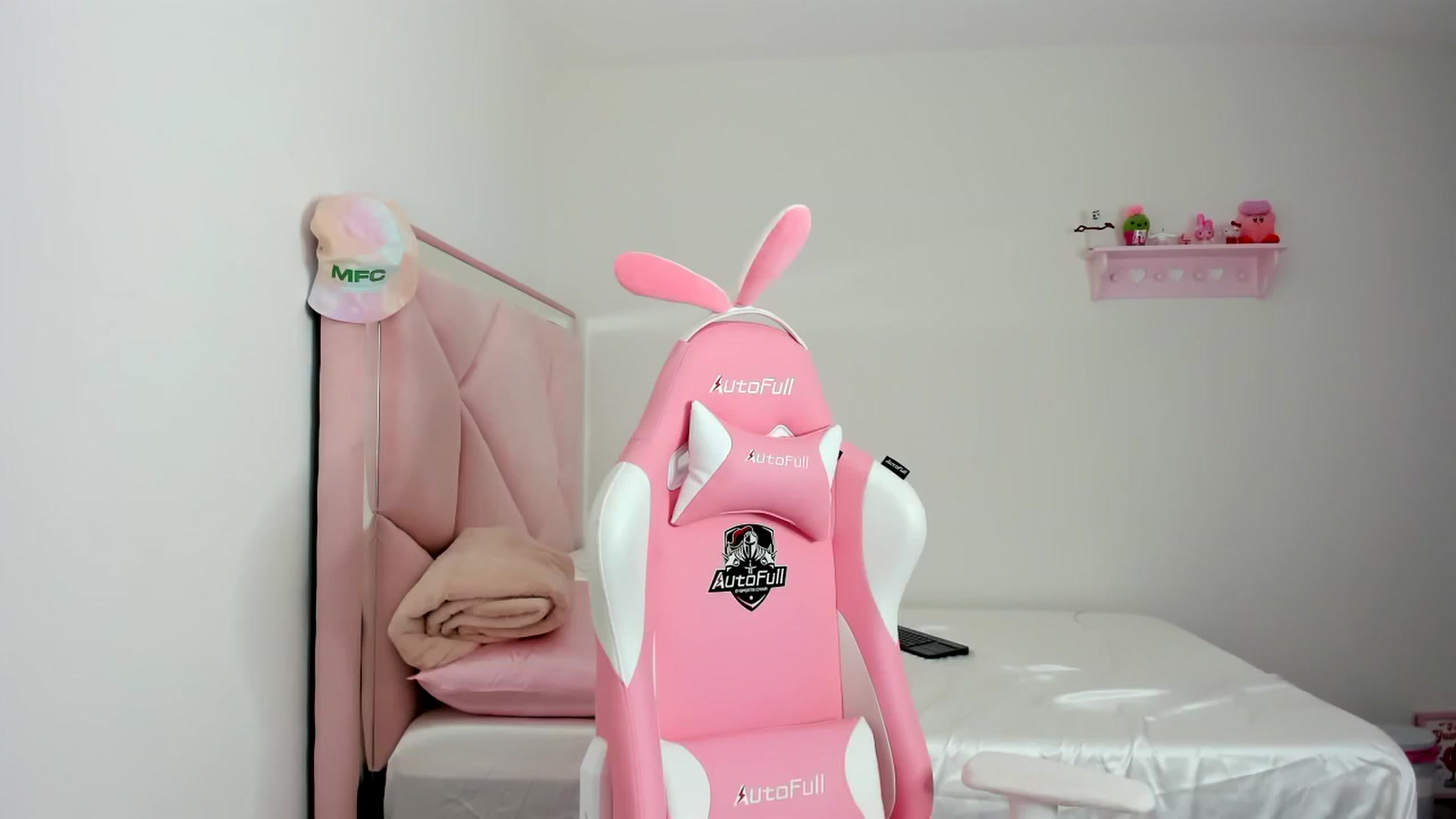 Gallery image thumbnail from Cherrycute666's myfreecams stream on, 02/17/2024, 06:21 image 14 of 20