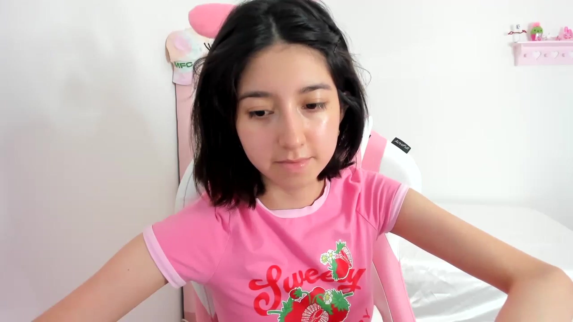 Gallery image thumbnail from Cherrycute666's myfreecams stream on, 02/18/2024, 24:00 image 11 of 20