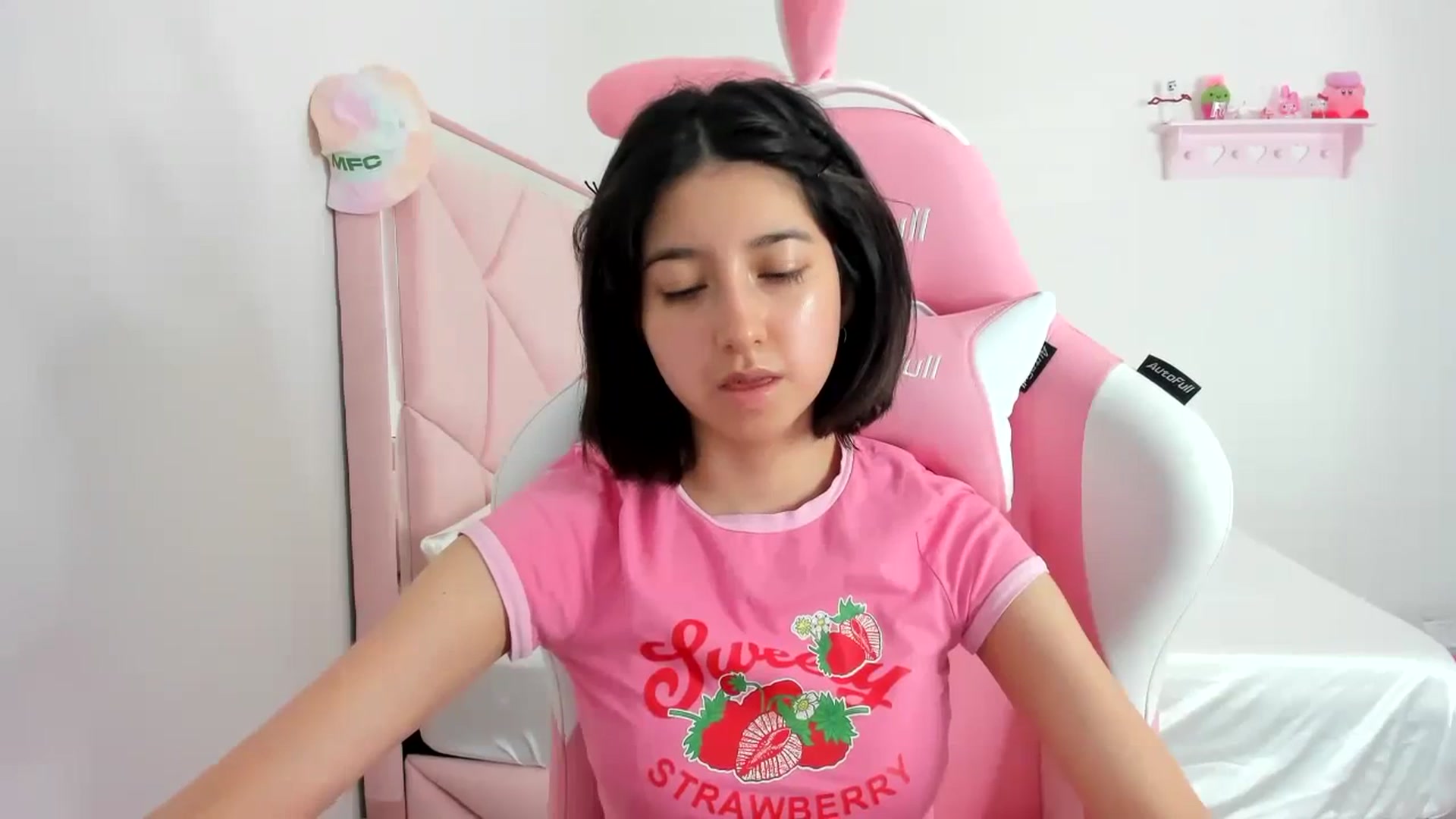 Gallery image thumbnail from Cherrycute666's myfreecams stream on, 02/18/2024, 24:00 image 19 of 20