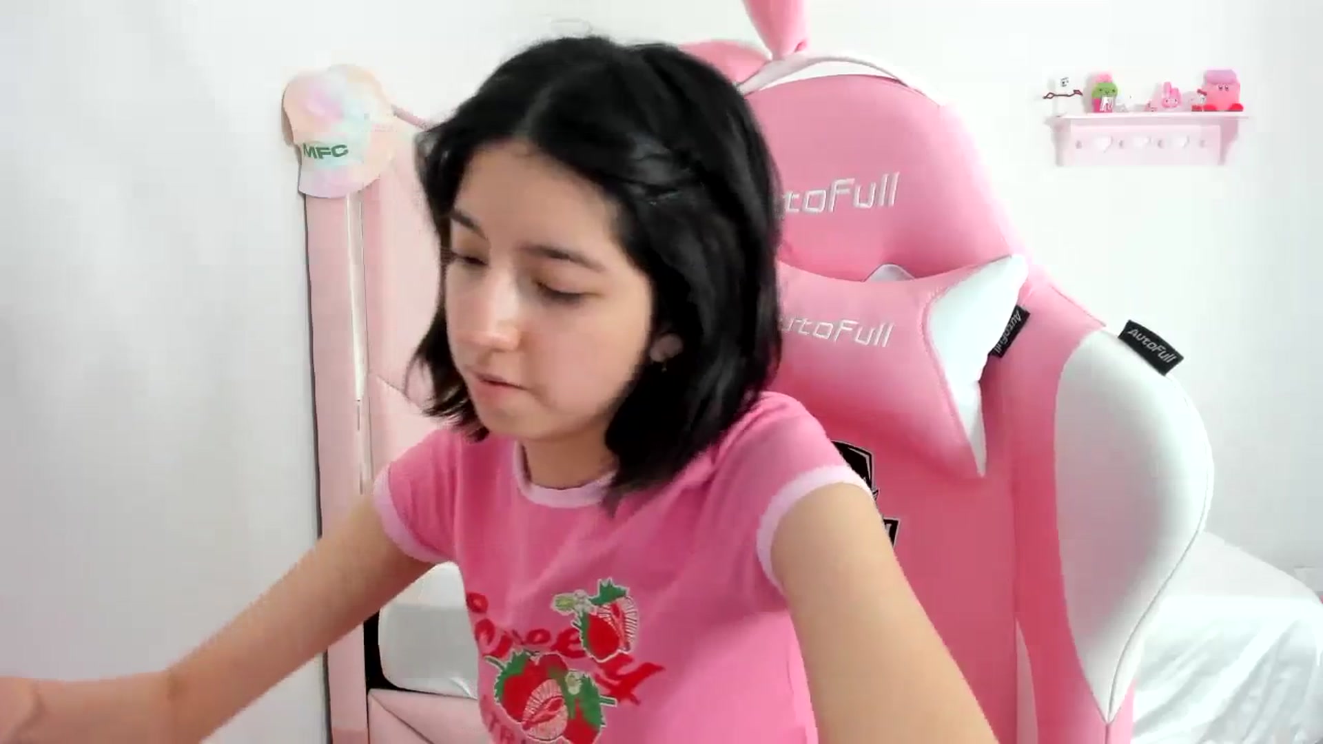 Gallery image thumbnail from Cherrycute666's myfreecams stream on, 02/18/2024, 24:00 image 18 of 20
