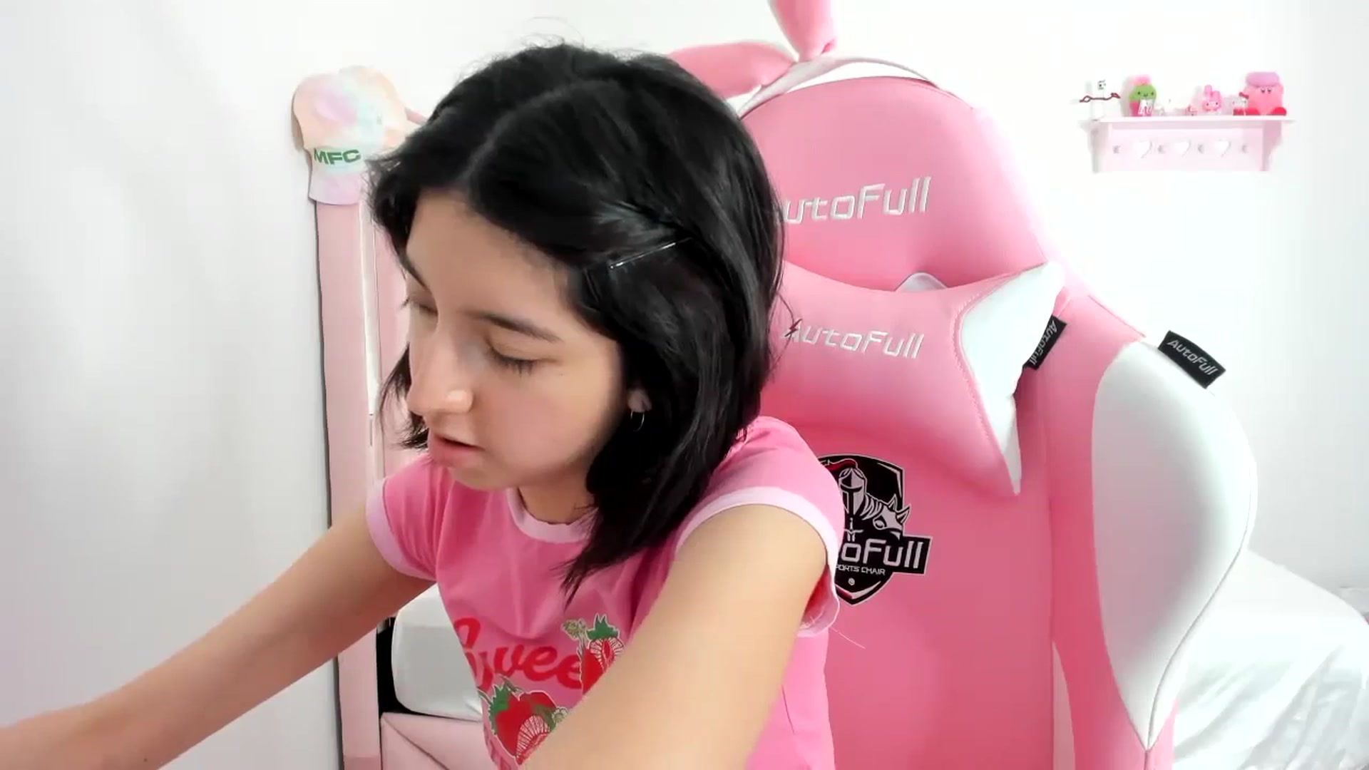 Gallery image thumbnail from Cherrycute666's myfreecams stream on, 02/18/2024, 24:00 image 16 of 20
