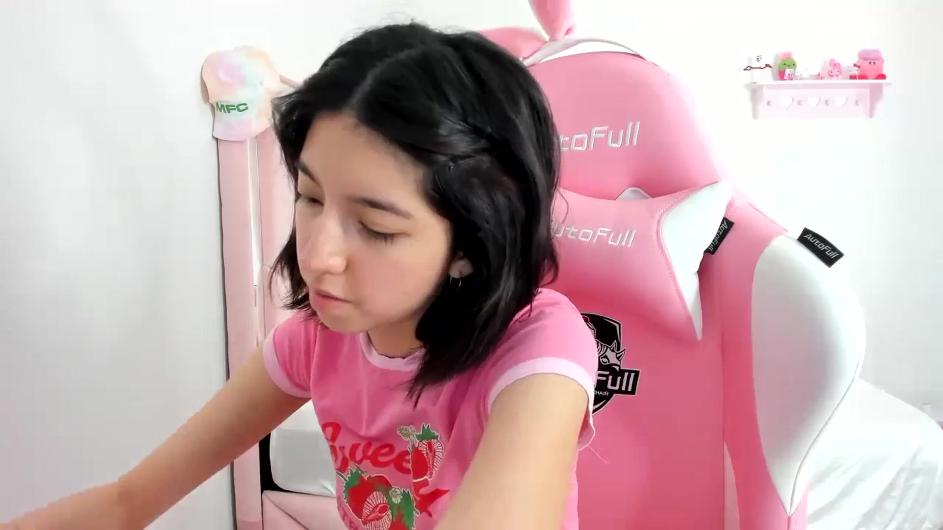 Gallery image thumbnail from Cherrycute666's myfreecams stream on, 02/18/2024, 24:00 image 17 of 20