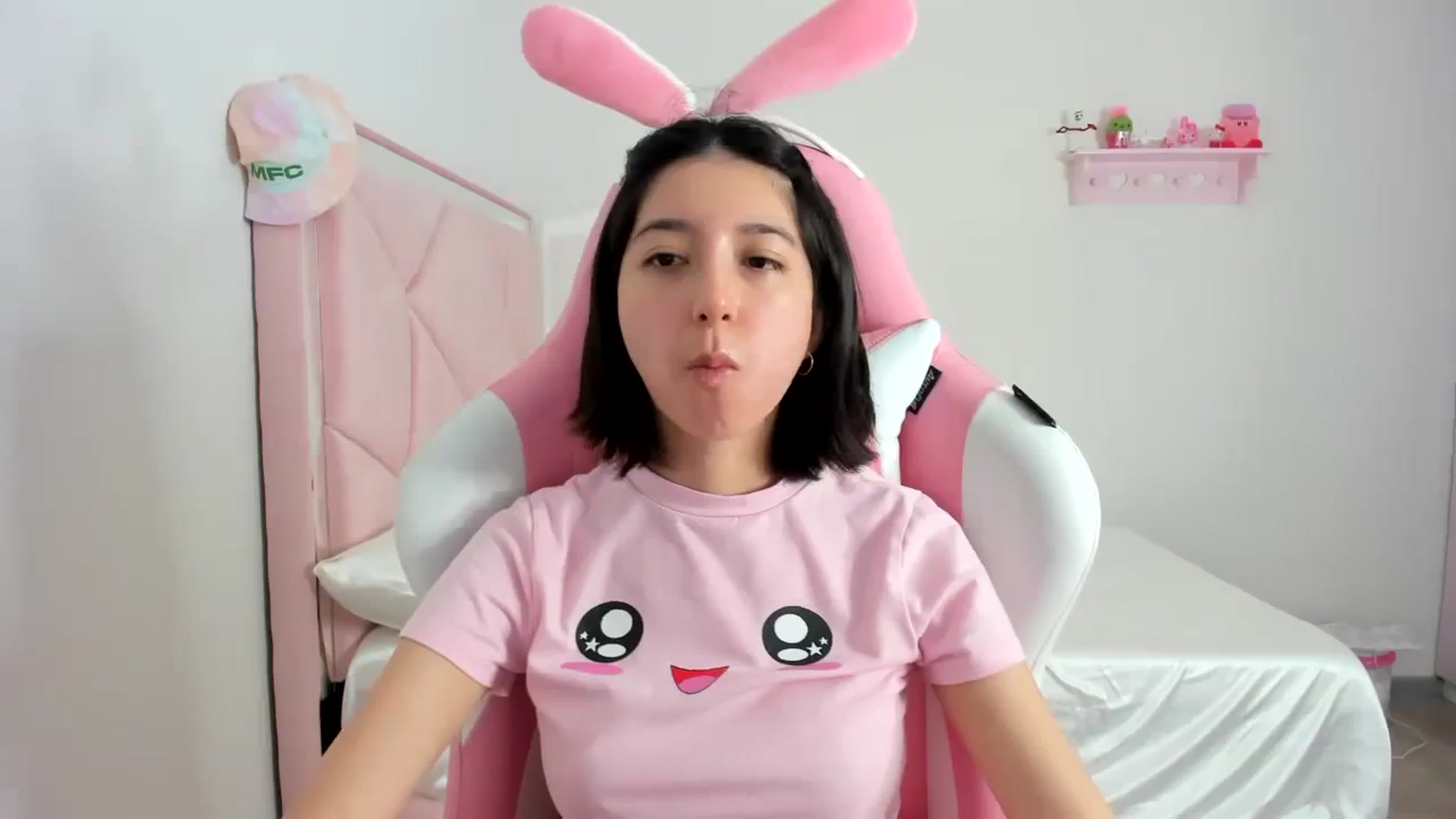 Gallery image thumbnail from Cherrycute666's myfreecams stream on, 02/19/2024, 02:47 image 17 of 20