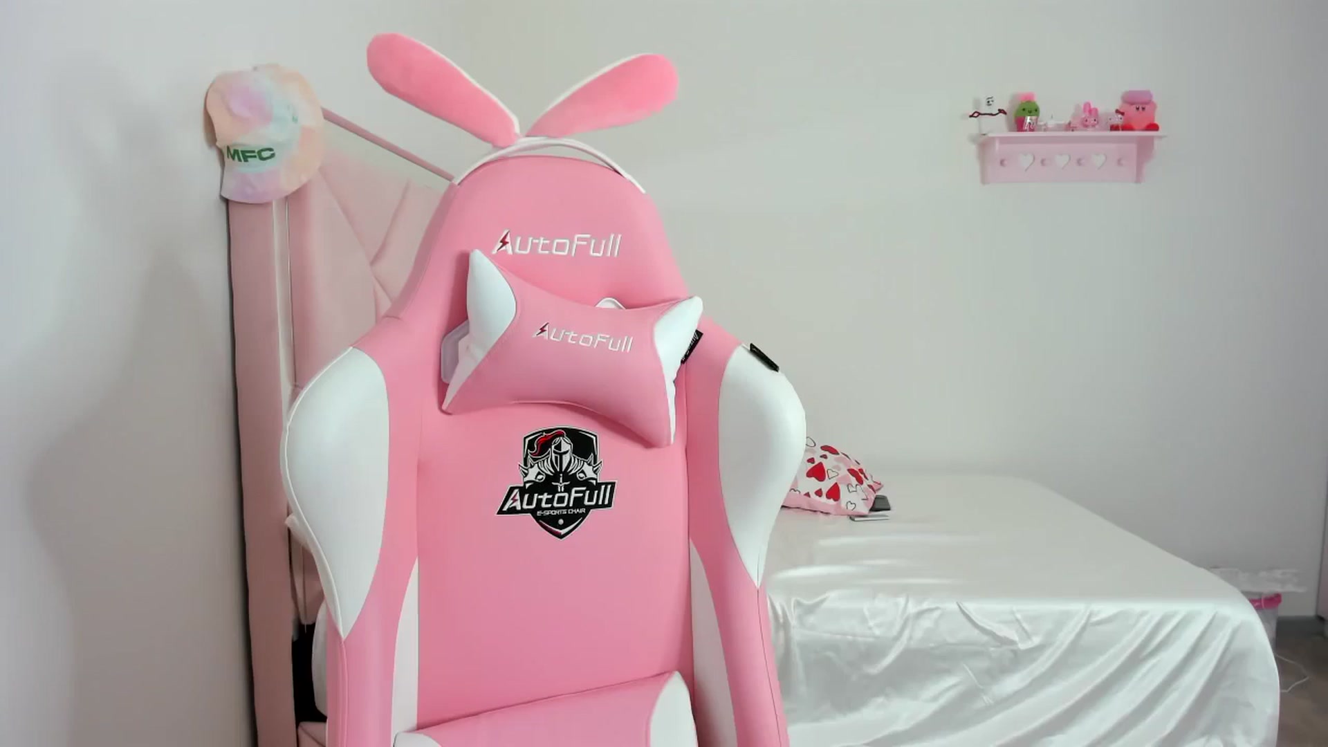 Gallery image thumbnail from Cherrycute666's myfreecams stream on, 02/19/2024, 02:47 image 1 of 20