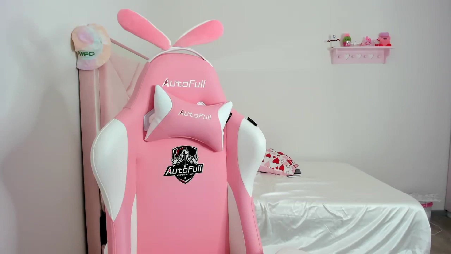 Gallery image thumbnail from Cherrycute666's myfreecams stream on, 02/19/2024, 02:47 image 15 of 20