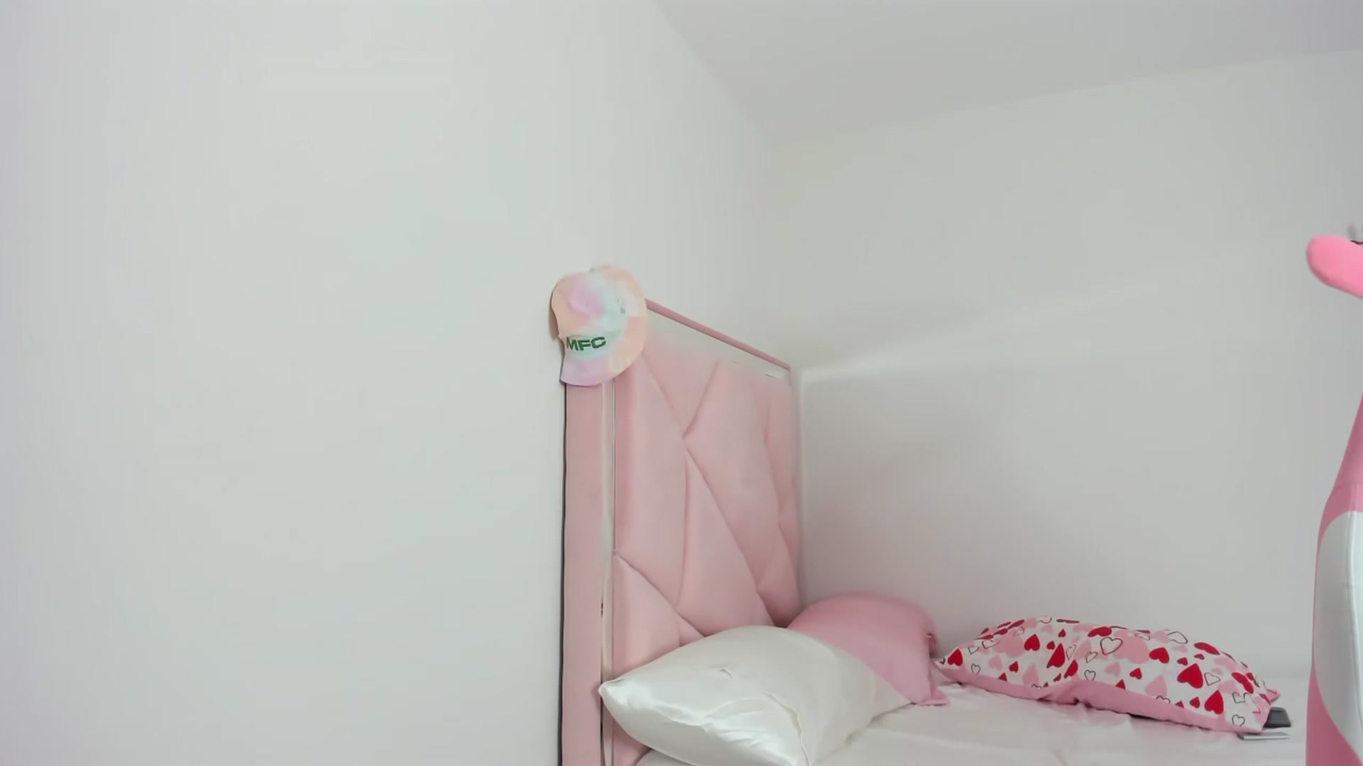 Gallery image thumbnail from Cherrycute666's myfreecams stream on, 02/19/2024, 03:31 image 16 of 20