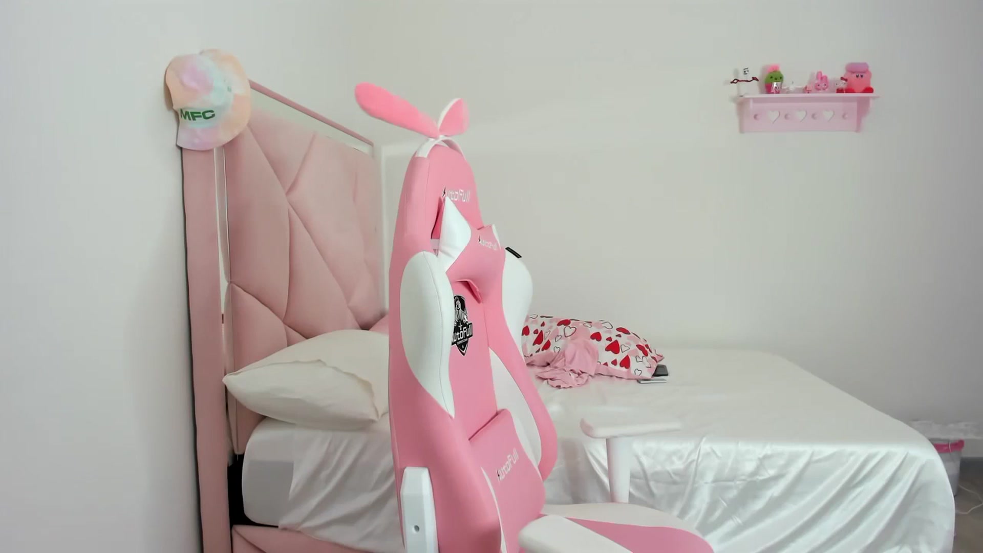 Gallery image thumbnail from Cherrycute666's myfreecams stream on, 02/19/2024, 05:40 image 3 of 20