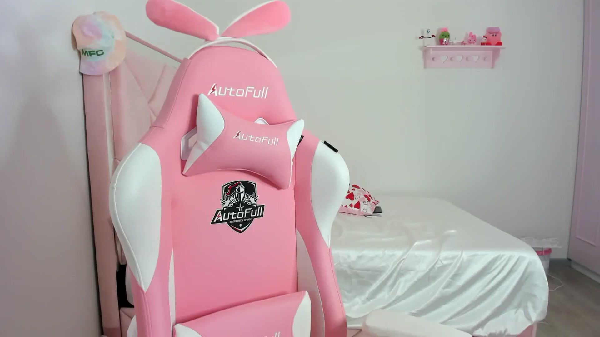 Gallery image thumbnail from Cherrycute666's myfreecams stream on, 02/19/2024, 06:44 image 12 of 20
