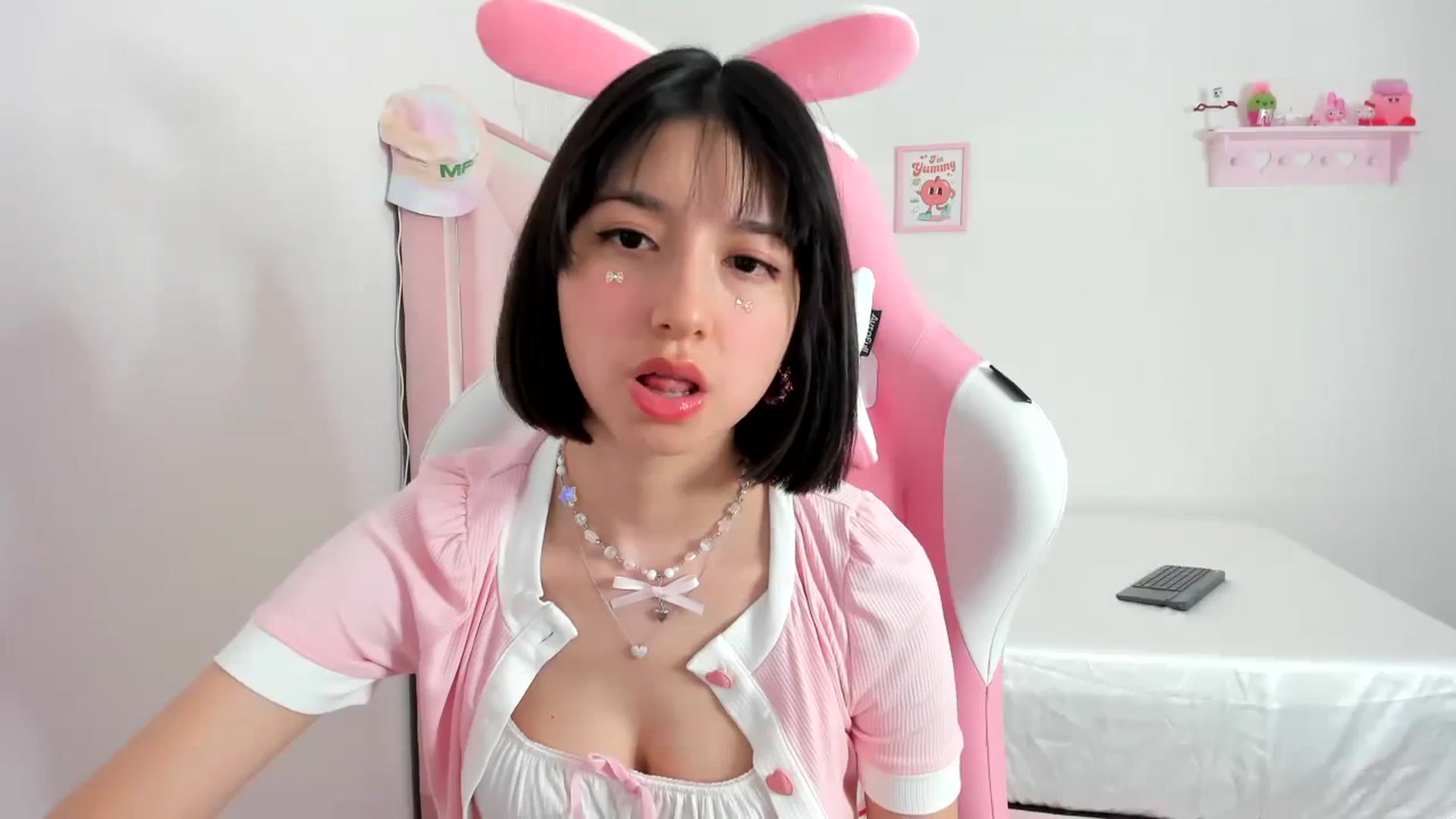 Gallery image thumbnail from Cherrycute666's myfreecams stream on, 02/20/2024, 04:40 image 16 of 20