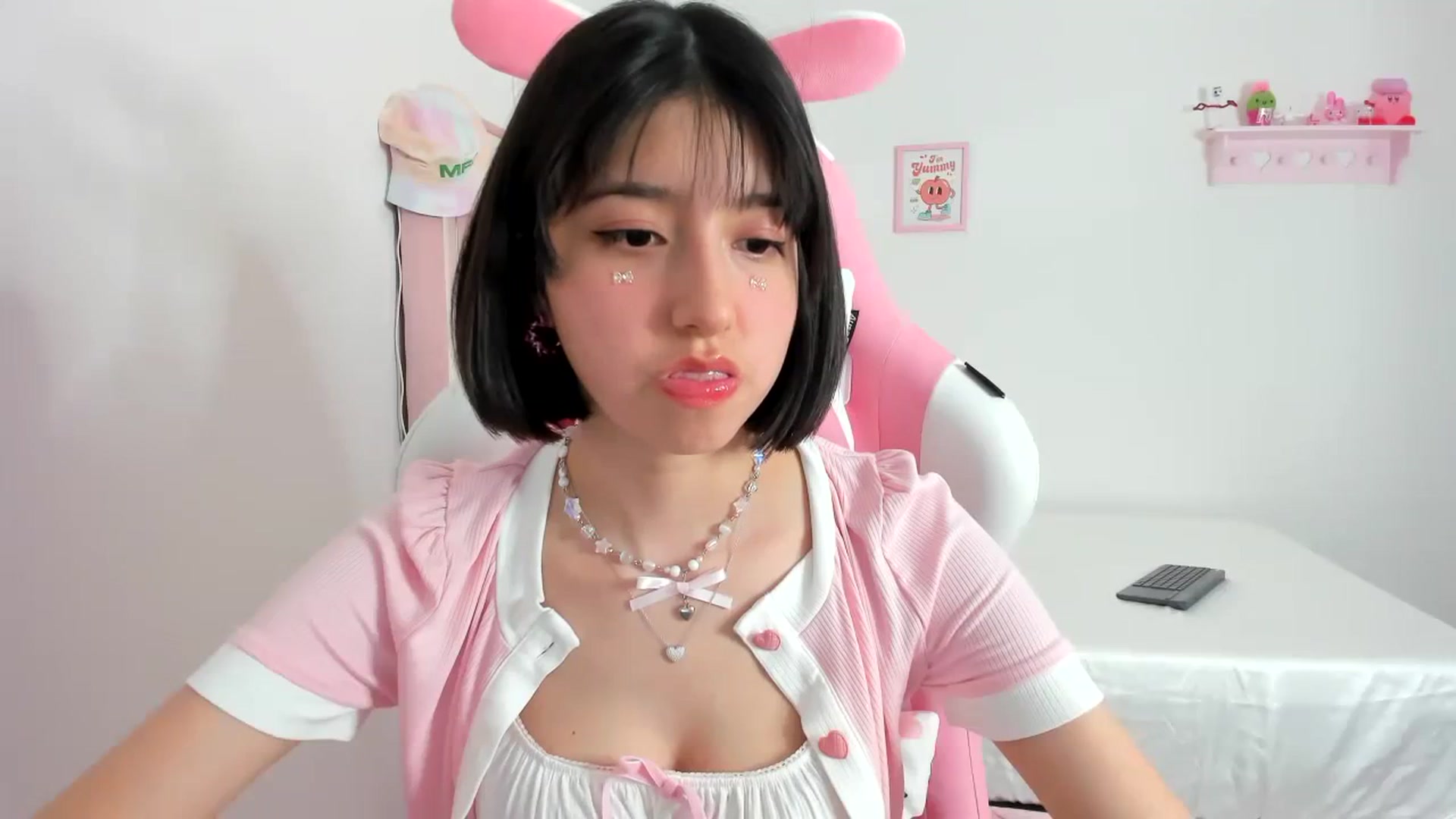 Gallery image thumbnail from Cherrycute666's myfreecams stream on, 02/20/2024, 04:40 image 7 of 20