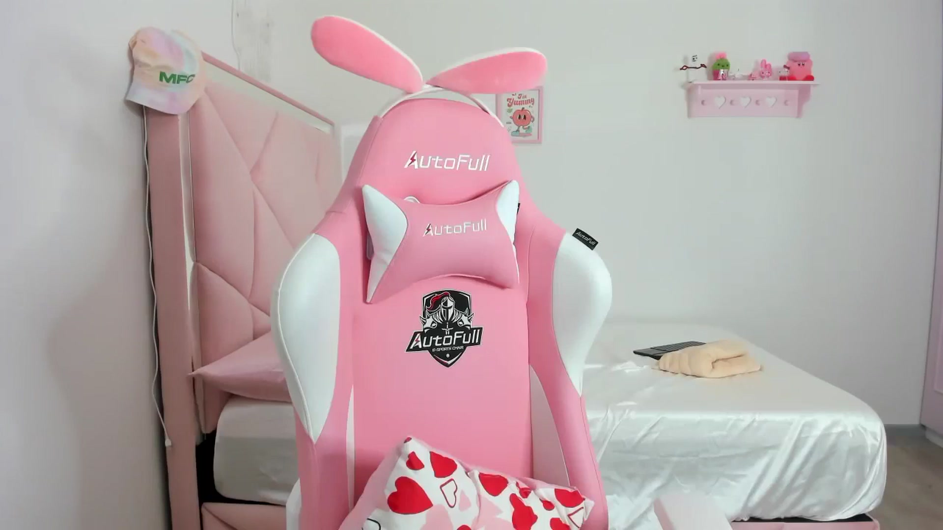 Gallery image thumbnail from Cherrycute666's myfreecams stream on, 02/20/2024, 08:57 image 3 of 20