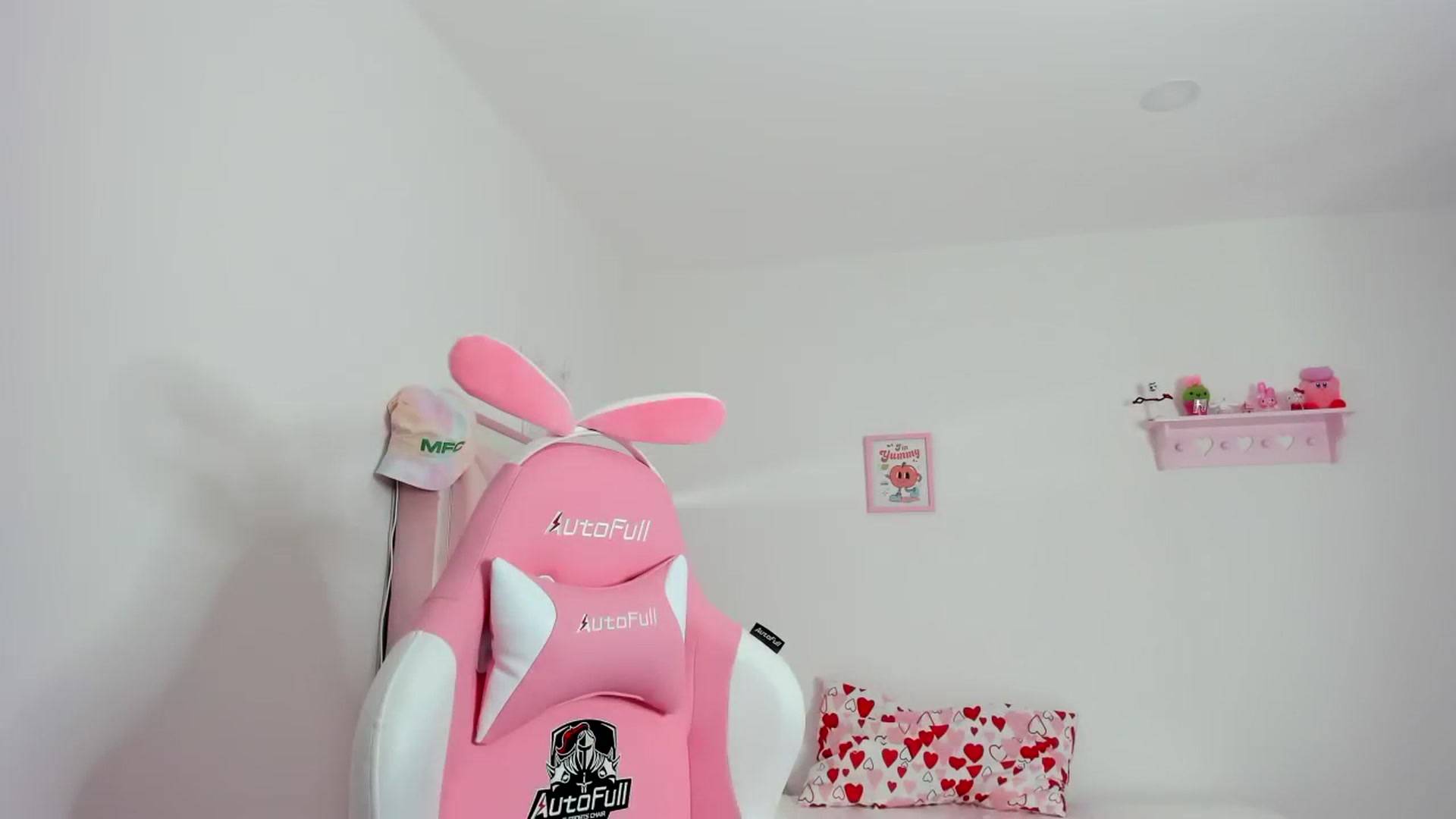 Gallery image thumbnail from Cherrycute666's myfreecams stream on, 02/20/2024, 09:46 image 16 of 20