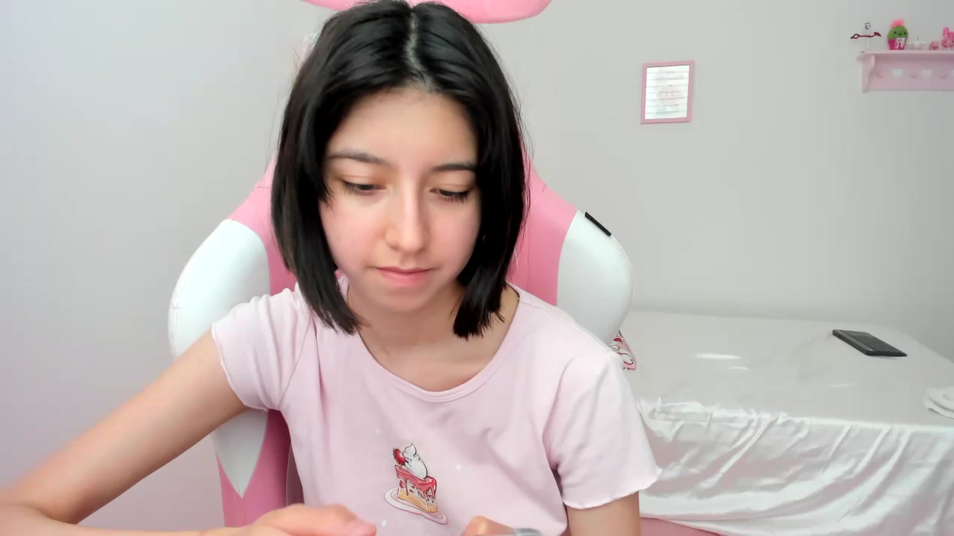 Gallery image thumbnail from Cherrycute666's myfreecams stream on, 02/20/2024, 22:49 image 8 of 20