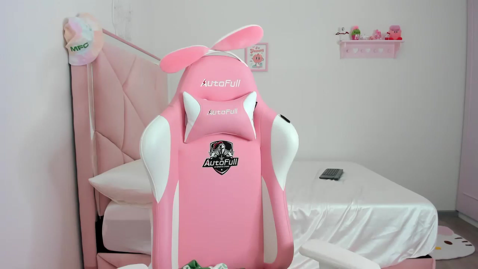 Gallery image thumbnail from Cherrycute666's myfreecams stream on, 02/27/2024, 24:03 image 19 of 20